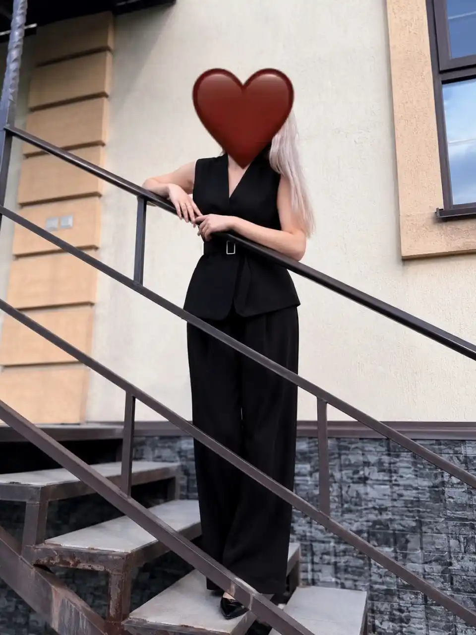 Ayollar uchun klassik kostyum-dvoyka, jilet va keng shimli elegant to'plam