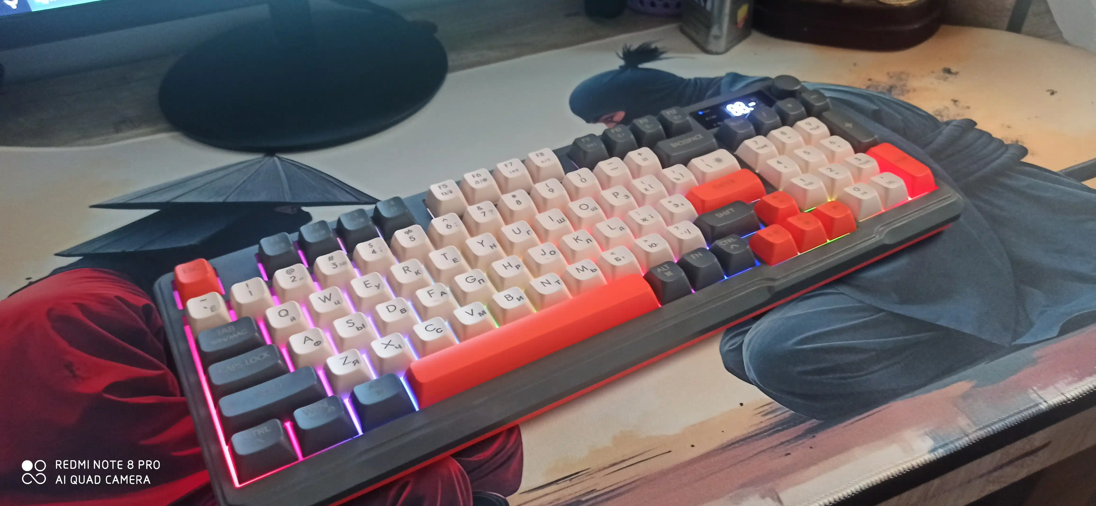 M96 — displeyli, PBT tugmali va 3 xil ulanishli simsiz klaviatura
