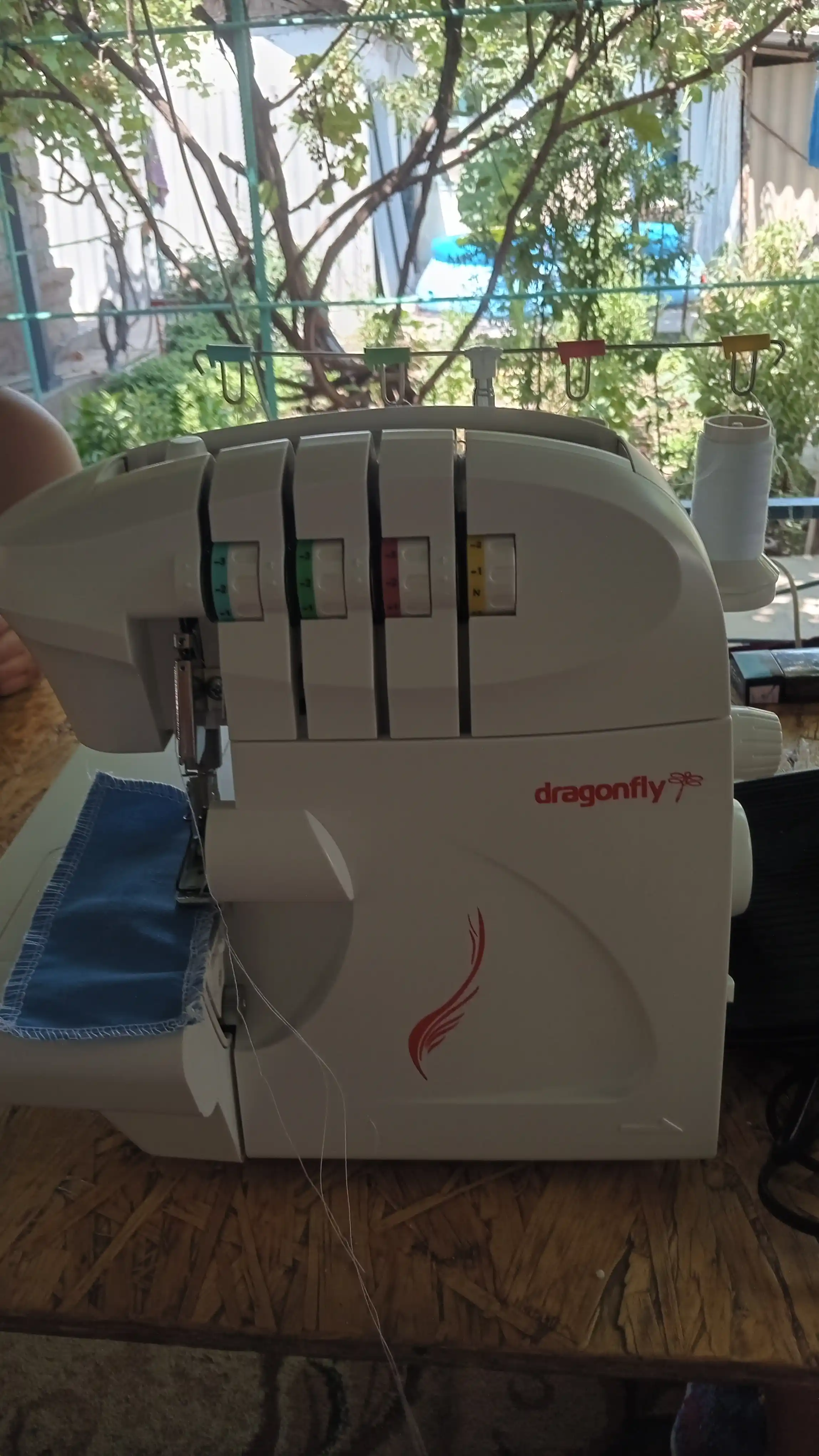 Dragonfly DF954 ko‘p funksiyali overlock tikuv mashinasi