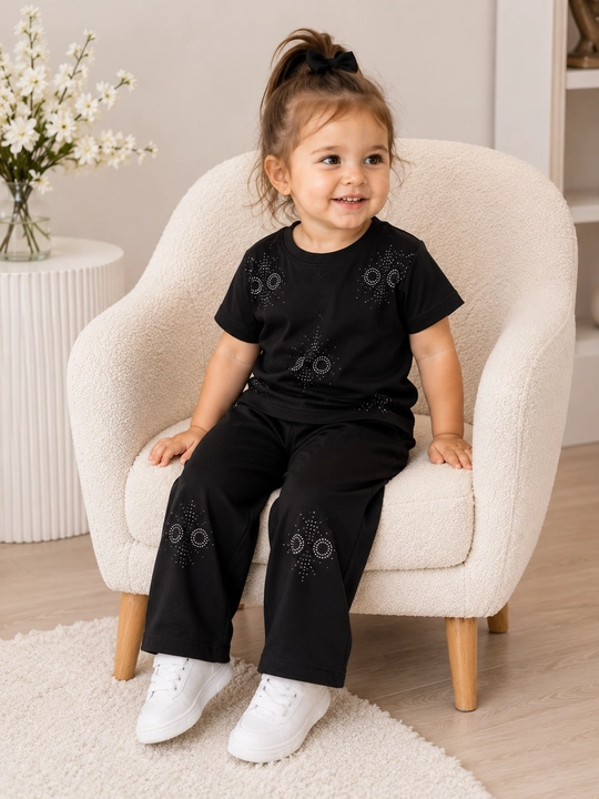 1,5 - 4 yoshgacha bo‘lgan qizlar uchun pijama, to‘plam: futbolka va keng palatsso shimi