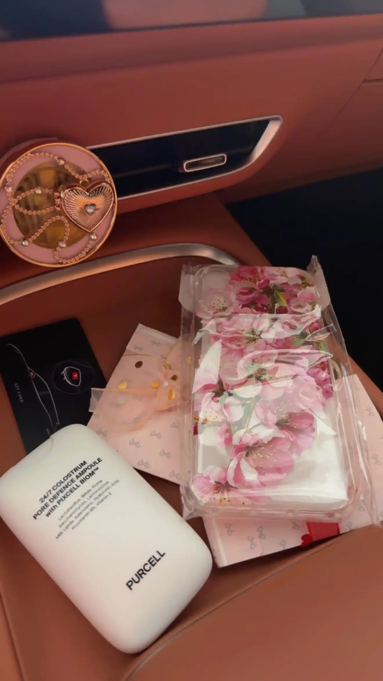IPhone 17 Pro Max uchun sakura gullari tushirilgan shaffof silikon g‘ilof
