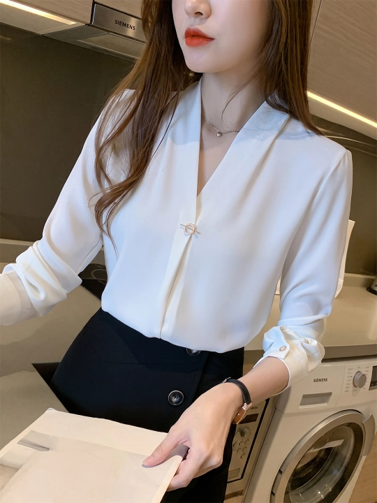 Ayollar oq bluzkasi, ofis, maktab yoki universitet uchun mos
