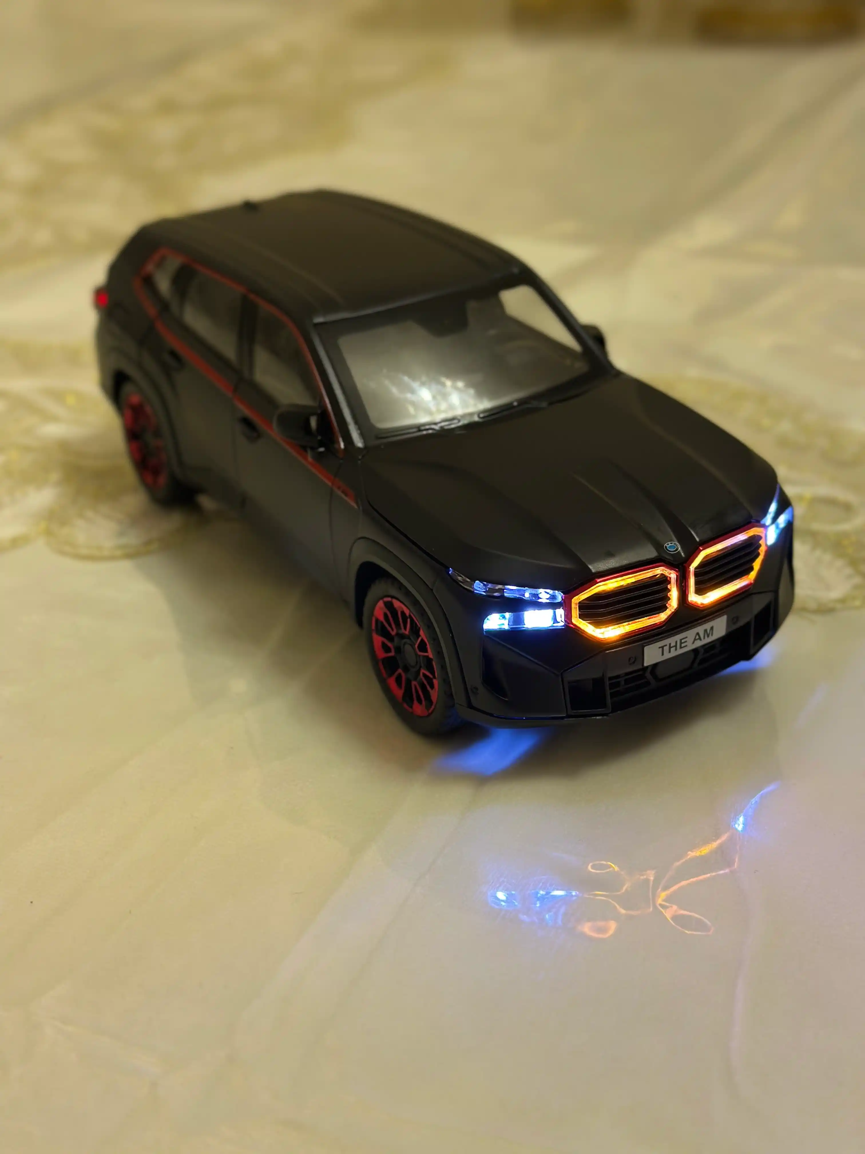 BMW avtomobil modeli, qora korpus va qizil aksentlar