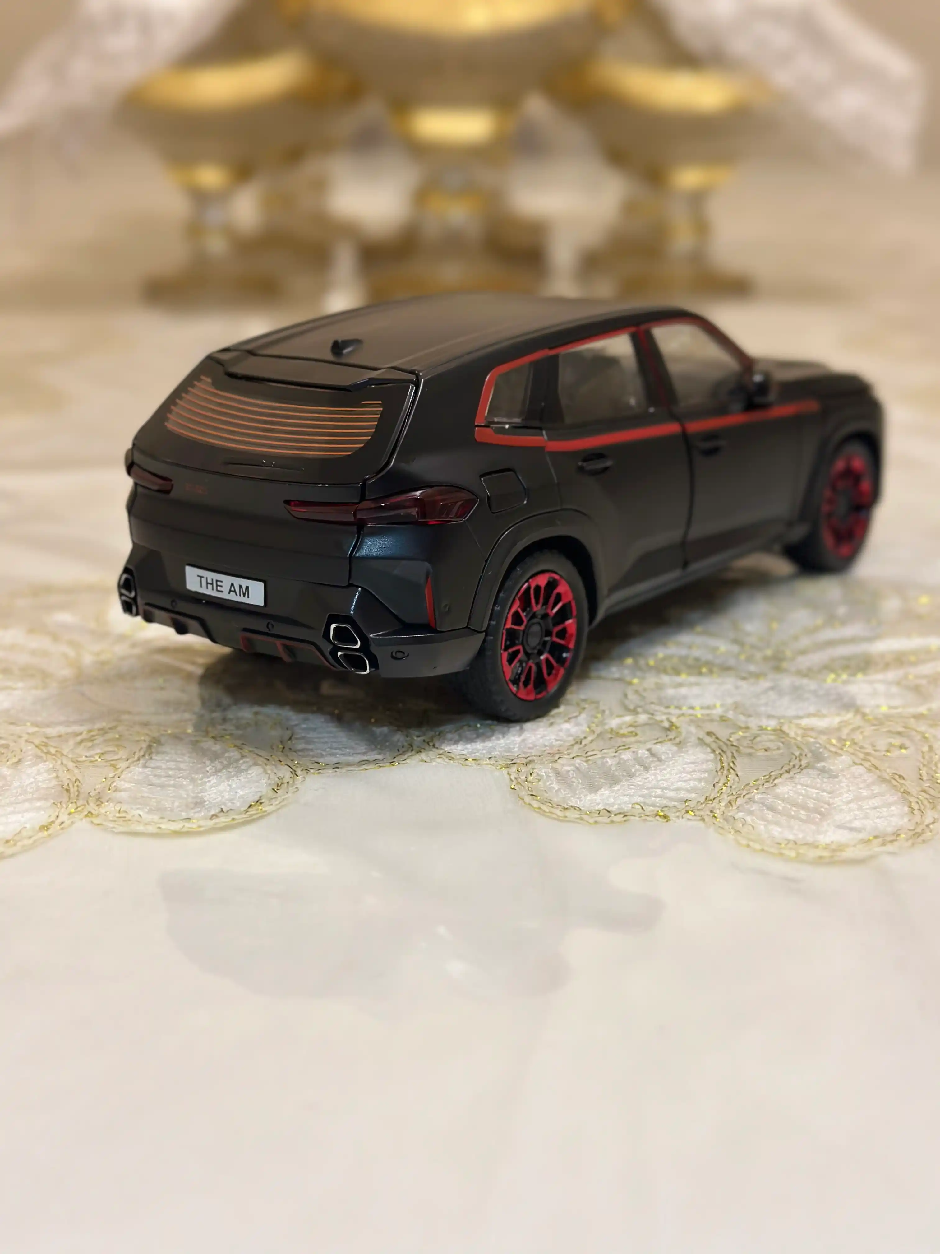 BMW avtomobil modeli, qora korpus va qizil aksentlar