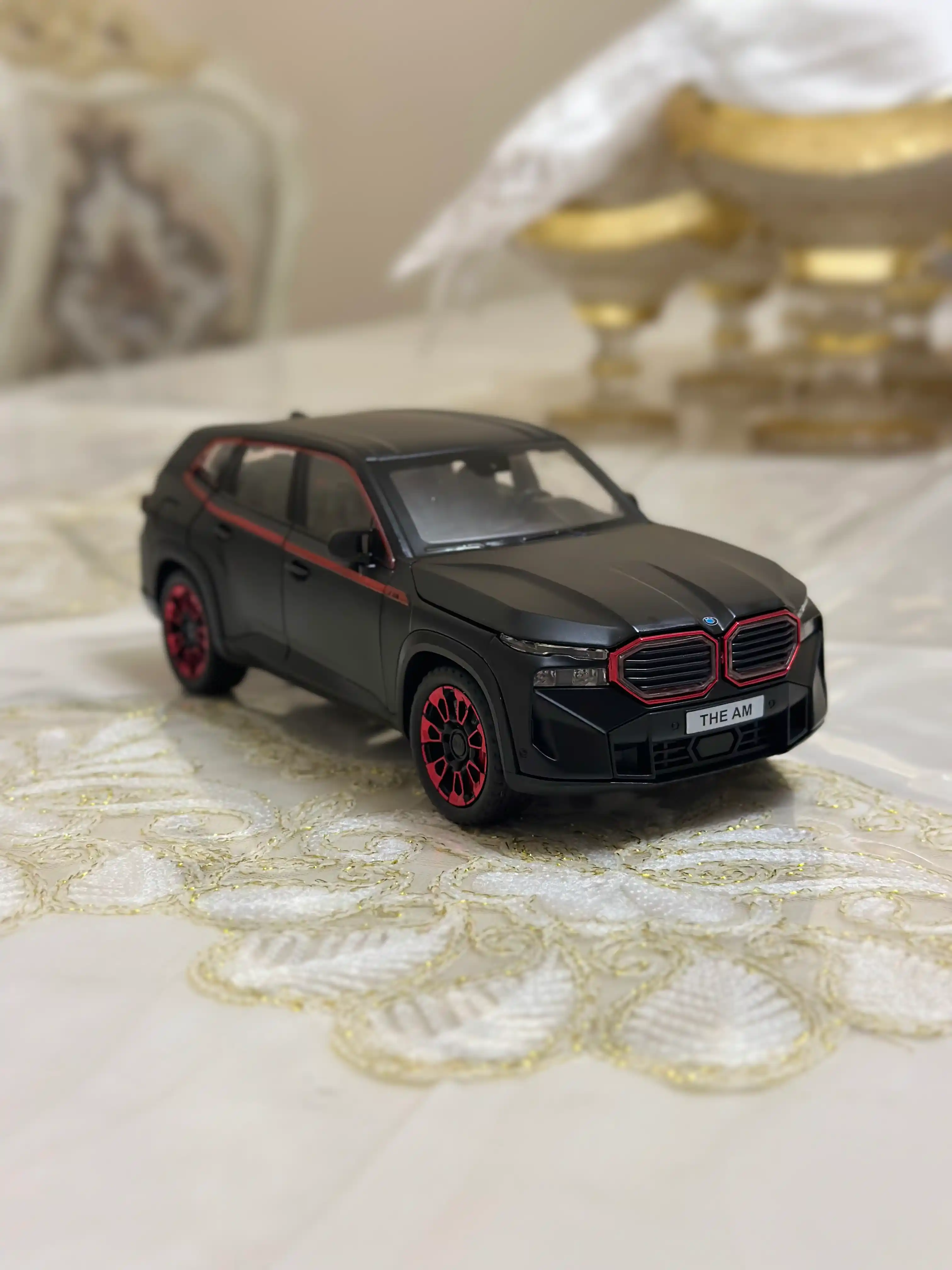 BMW avtomobil modeli, qora korpus va qizil aksentlar