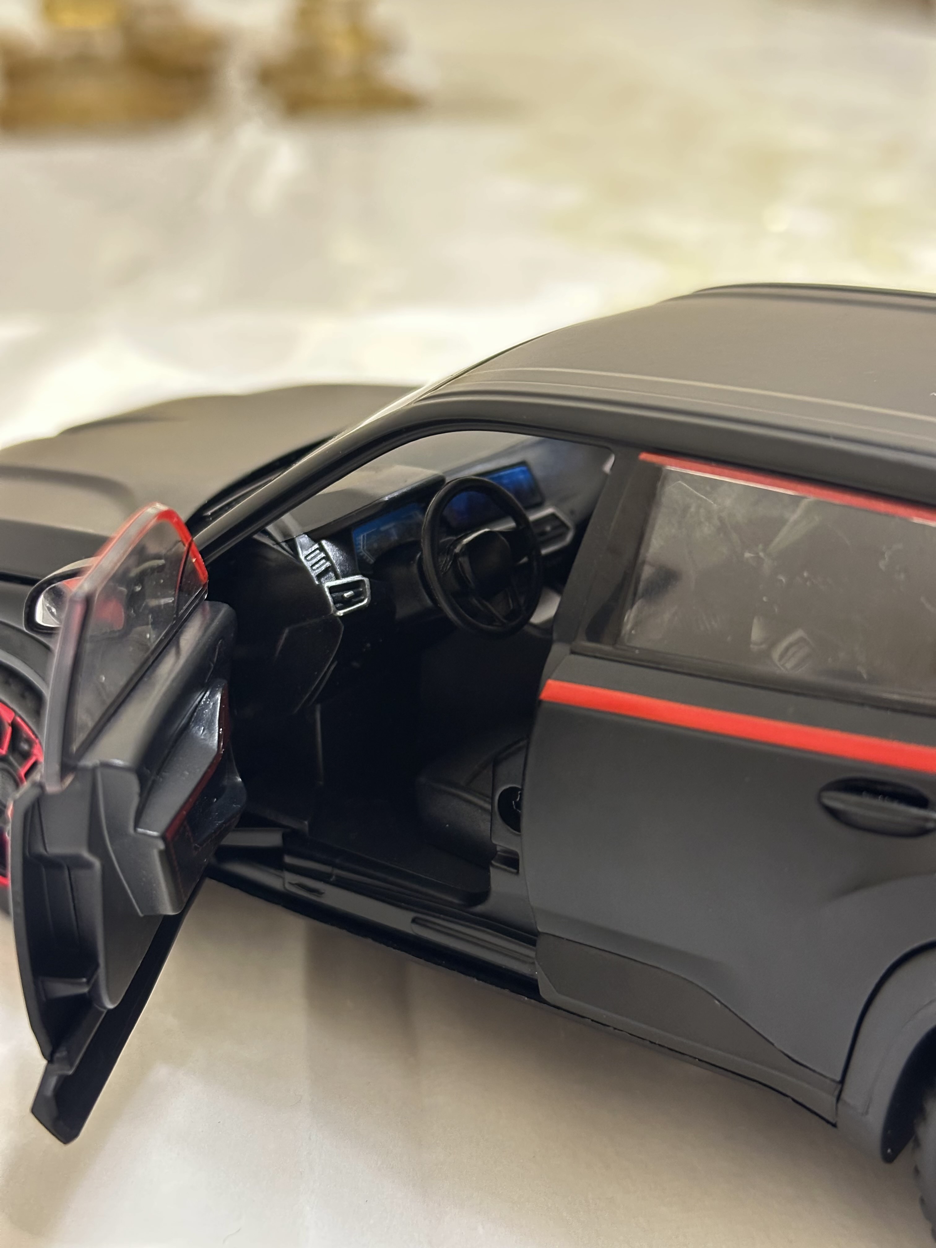 BMW avtomobil modeli, qora korpus va qizil aksentlar