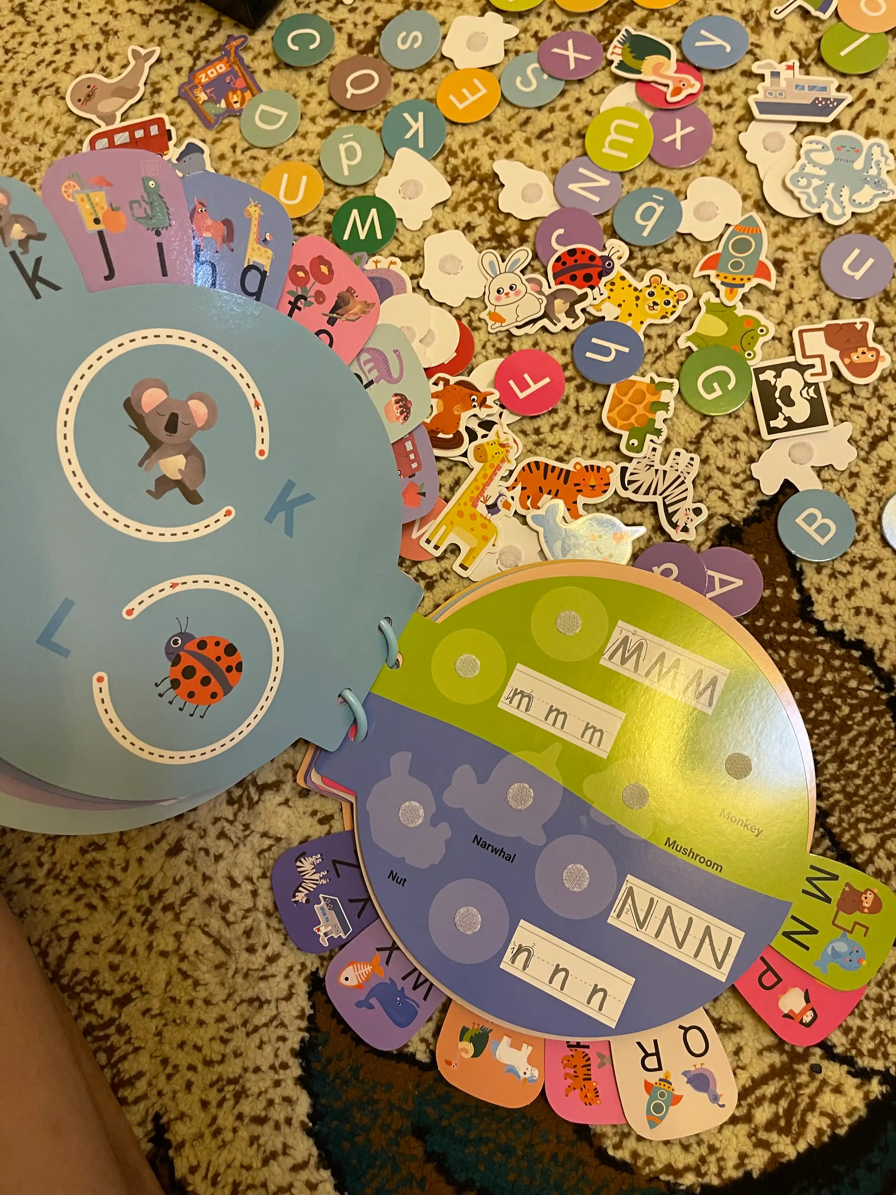Bolalar uchun o'quv kitobi va alifbosi Busybook, lipuchkali Montessori kitobi