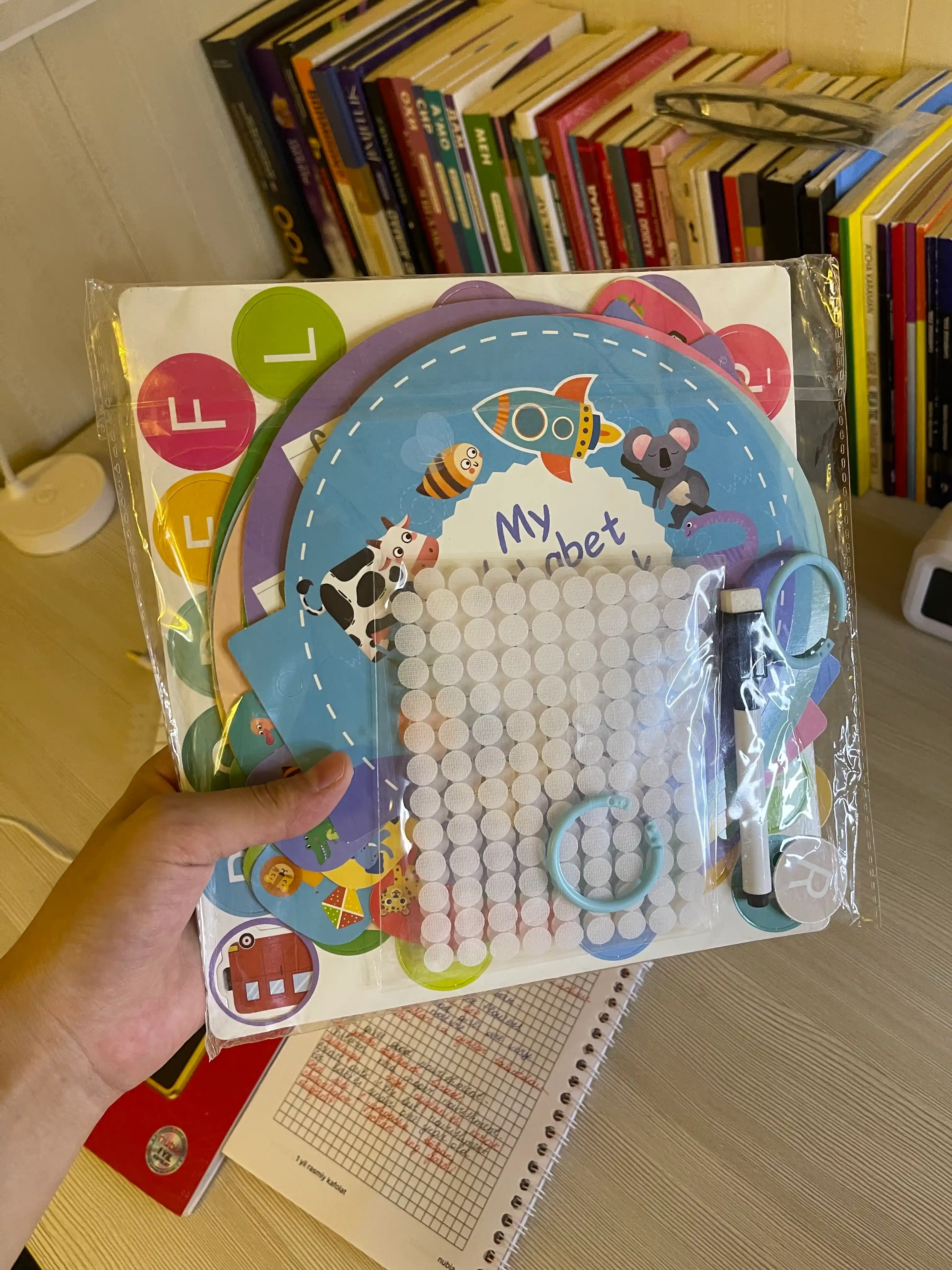 Bolalar uchun o'quv kitobi va alifbosi Busybook, lipuchkali Montessori kitobi