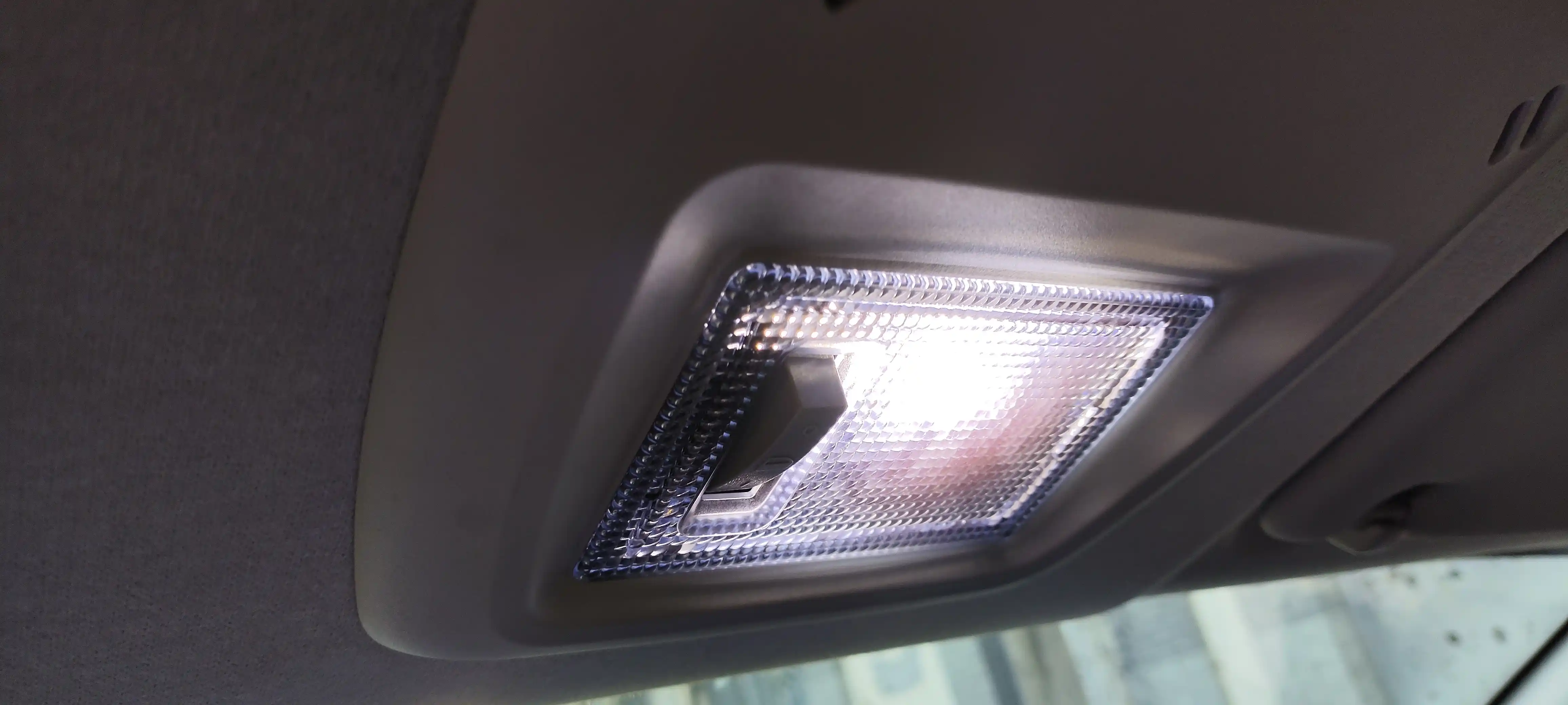 Avtomobilning plafon qismlari uchun LED chiroqlar