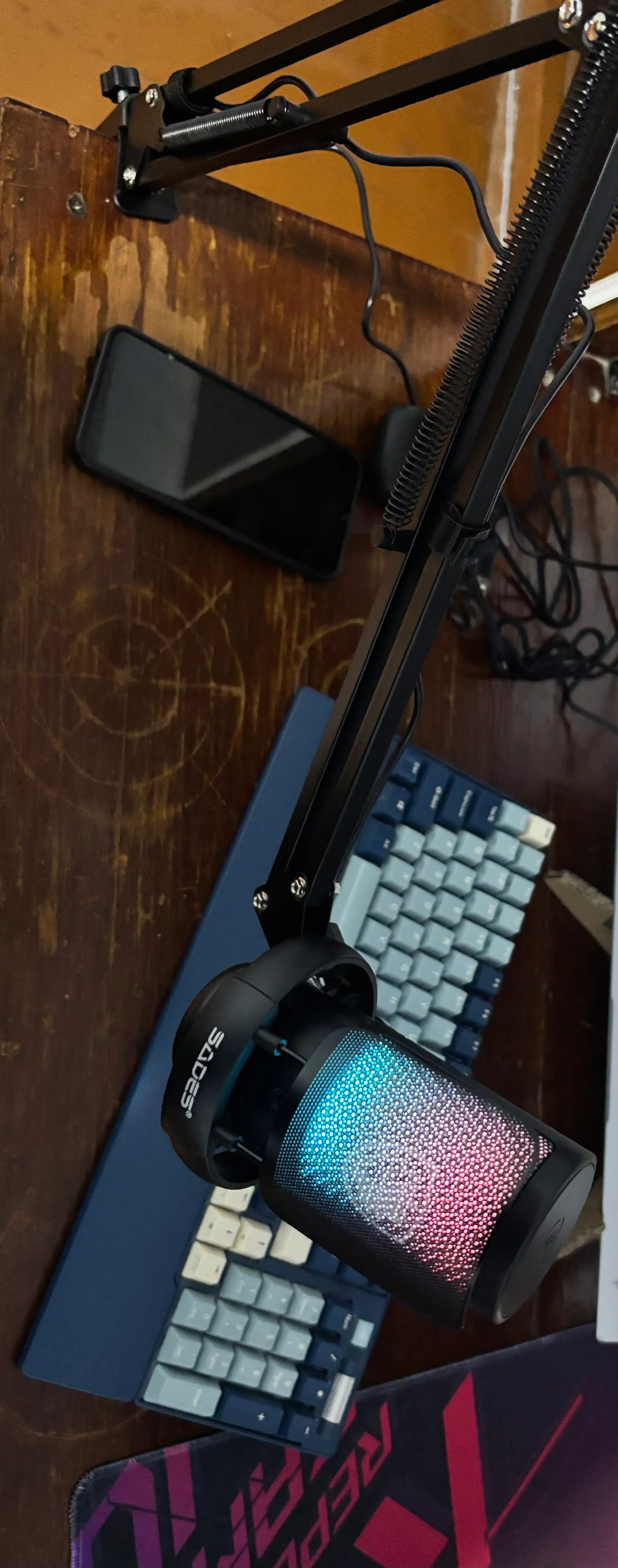 SADES — игровой микрофон с RGB-подсветкой, кронштейном и поп-фильтром для стриминга