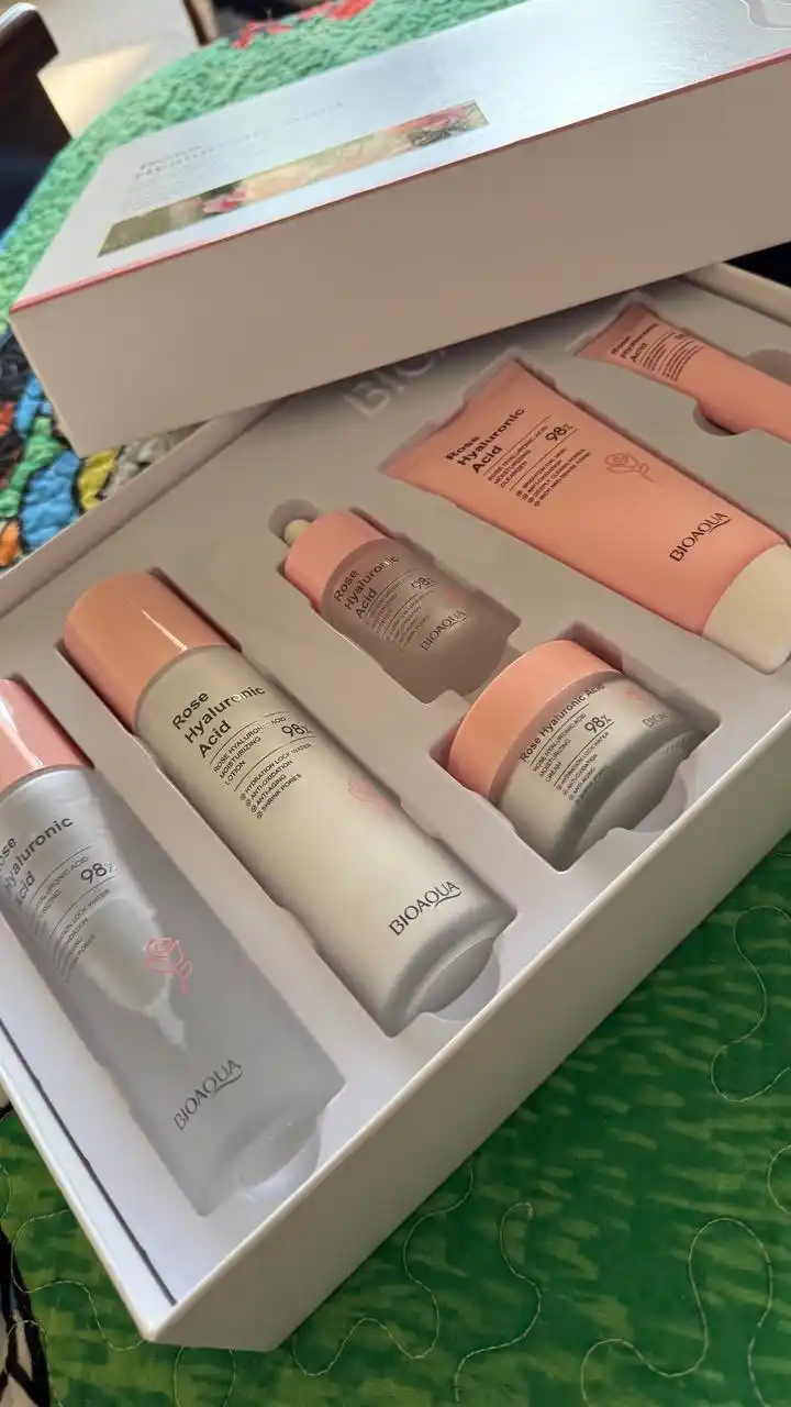 Подарочный набор для ухода за лицом Rose Hyaluronic Acid, 6 в 1 — увлажнение, сияние