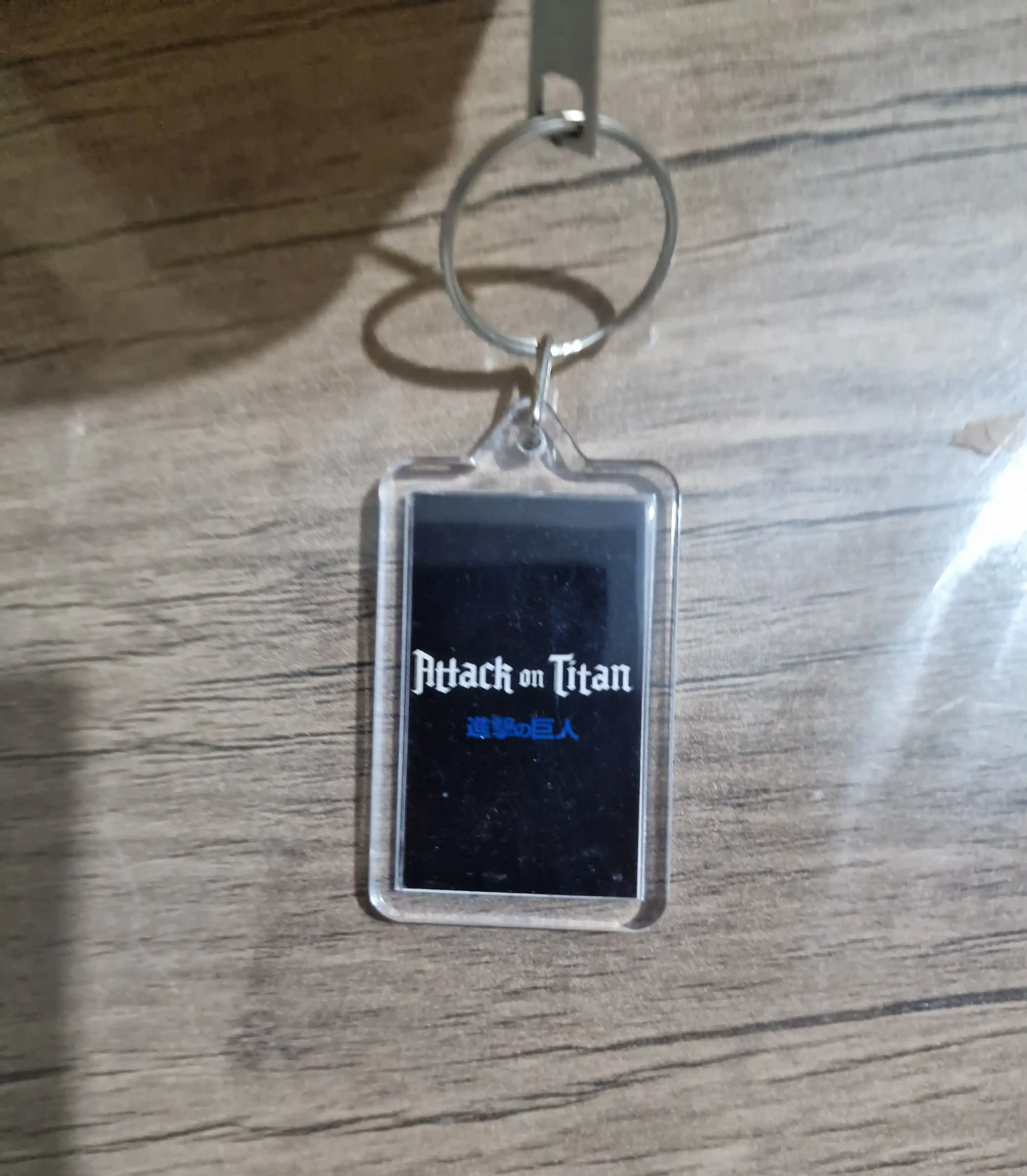 Titan hujumi breloki logotip