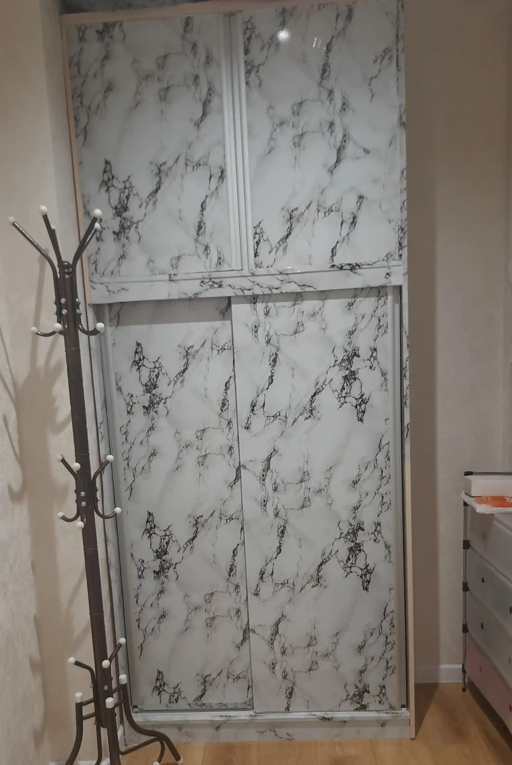 Gulqog‘oz, oshxona va mebel uchun o‘zi yopishadigan, 3 m * 60 sm o‘lchamli, laminat plyonka