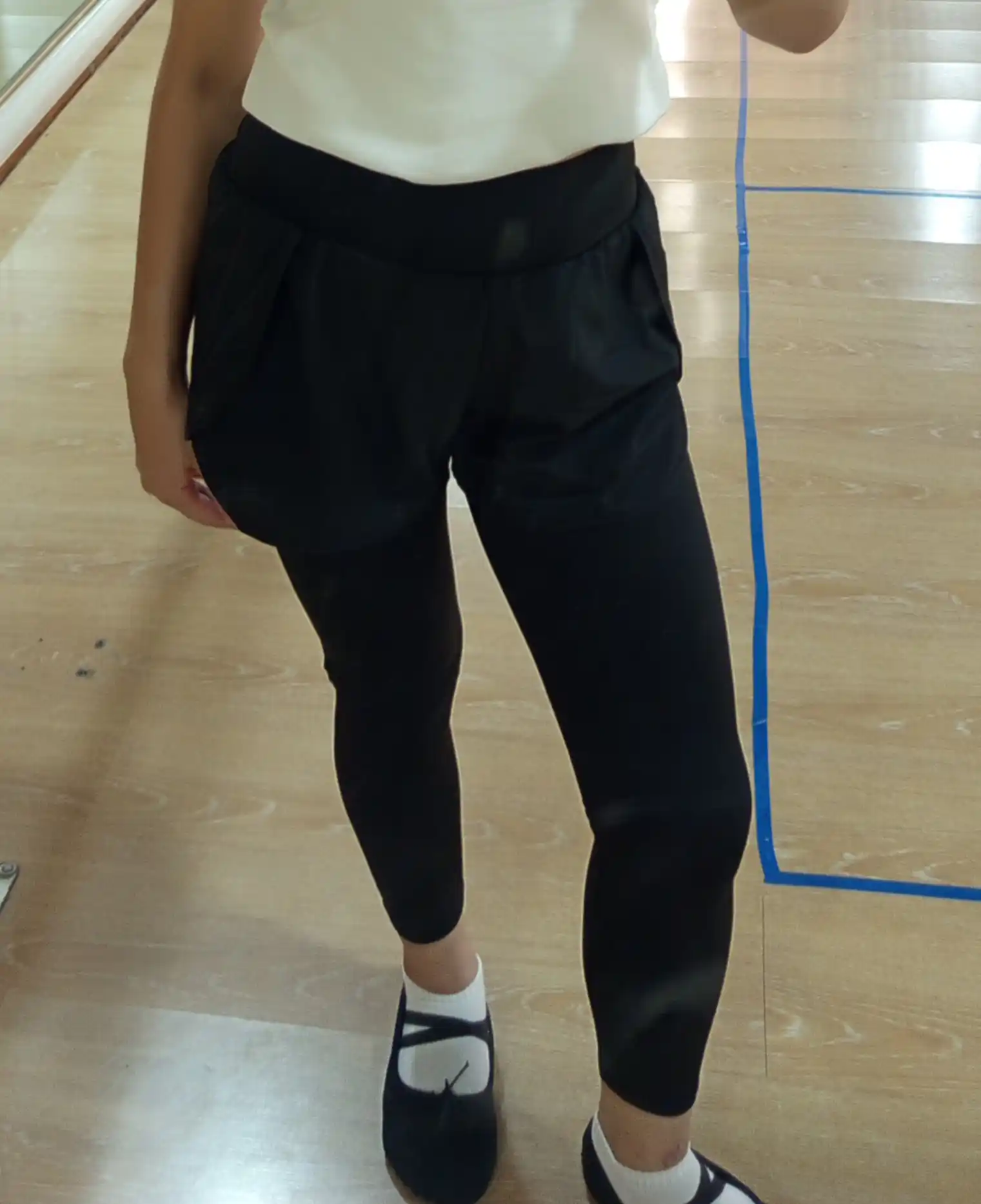 Sport losinlari, sport, fitnes va yoga uchun yashirin cho‘ntakli shortili ayollar legginslari