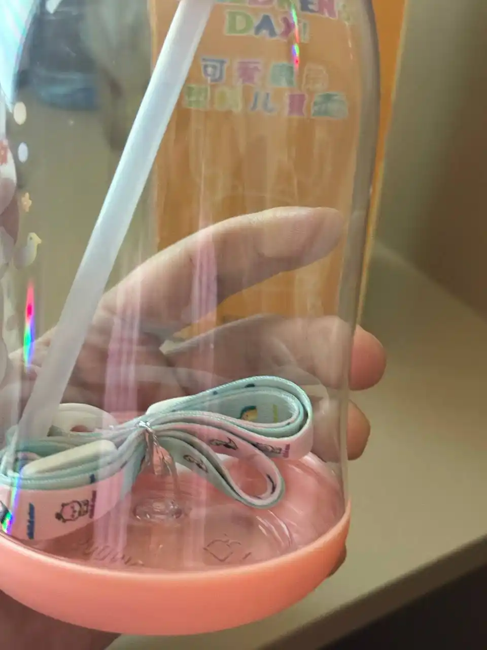 Naychali, kiyik shoxli va stikerlar bilan bezatilgan bolalar plastik idishi