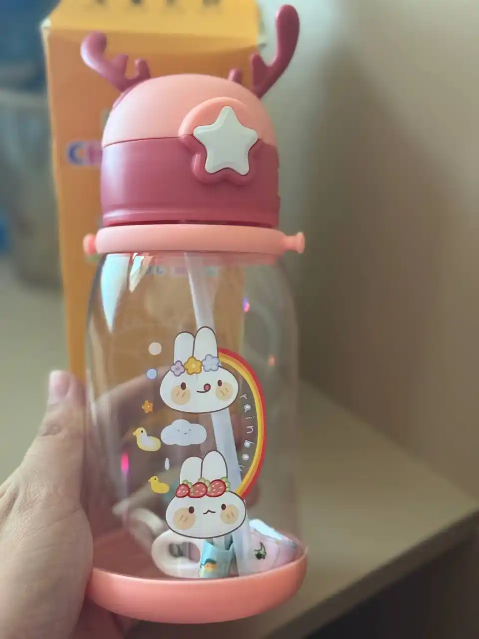Naychali, kiyik shoxli va stikerlar bilan bezatilgan bolalar plastik idishi