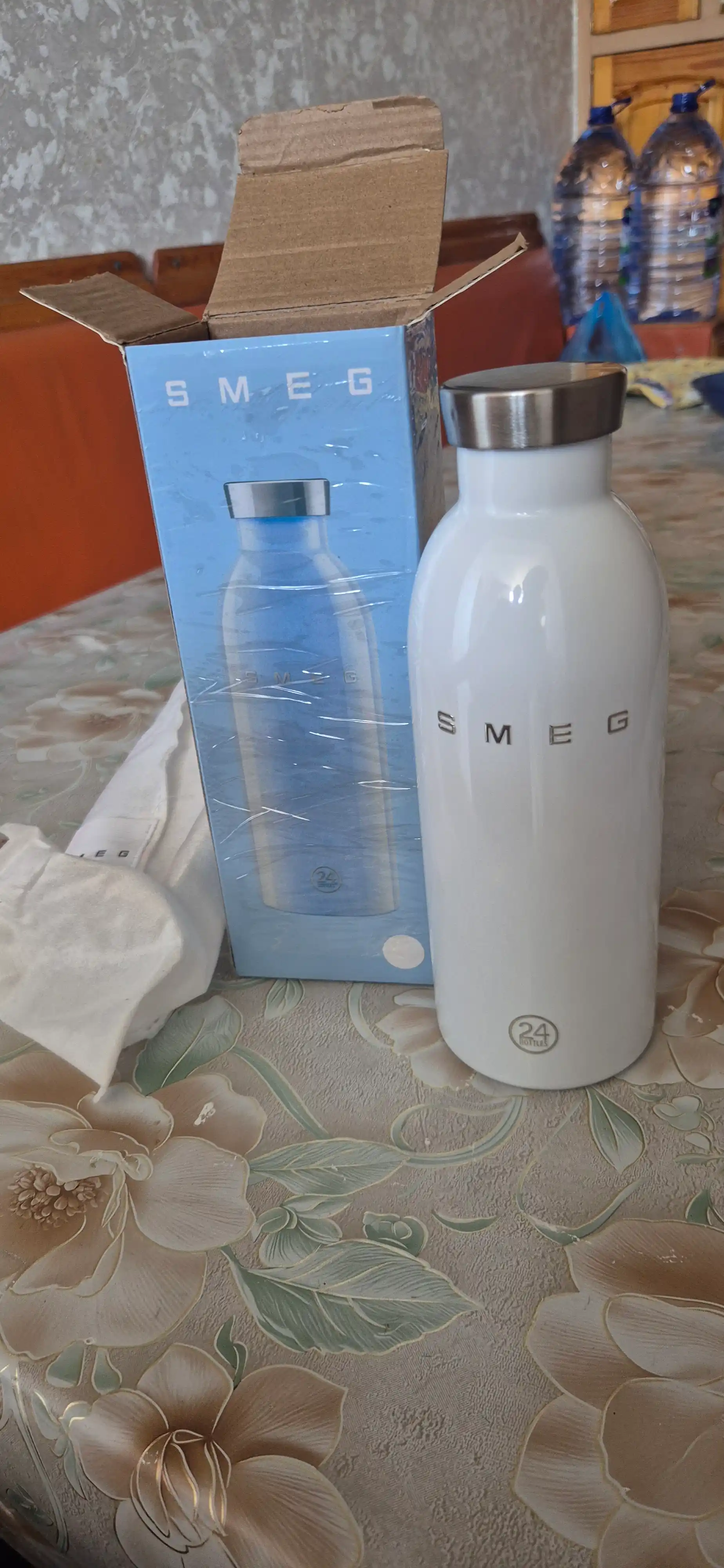 Термобутылка SMEG, модель 24 Bottles - сохраняет тепло 12 часов, холод 24 часов, 500 мл