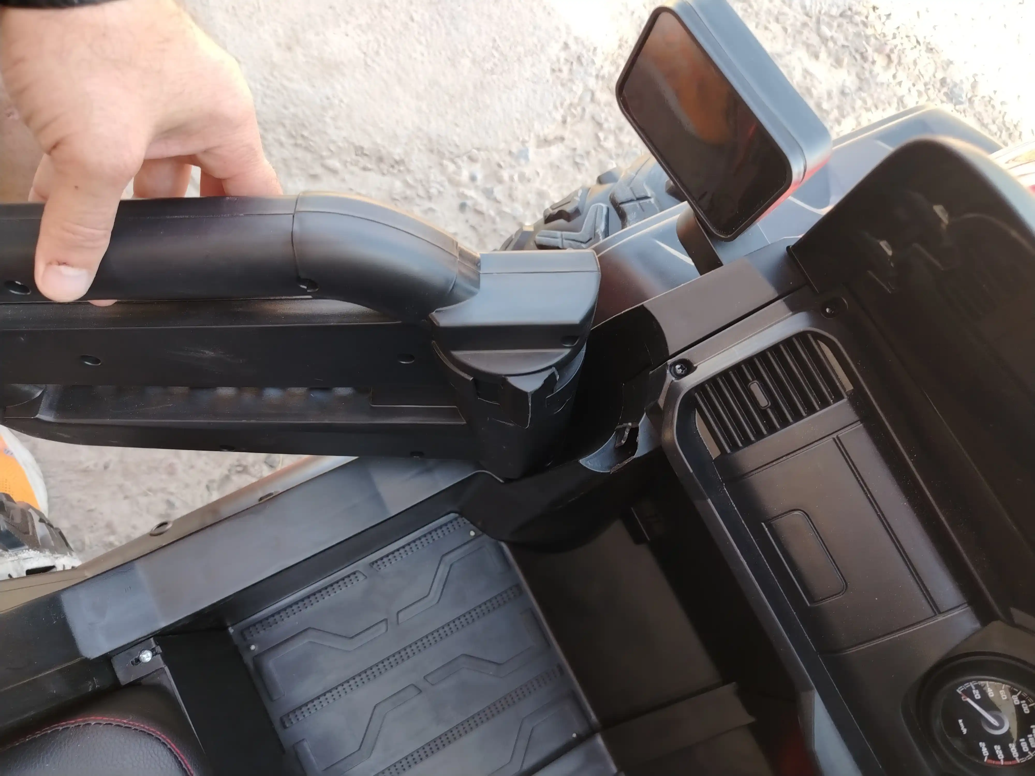 Masofadan boshqarish pulti va motorli ikki orindiqli bolalar elektromobili