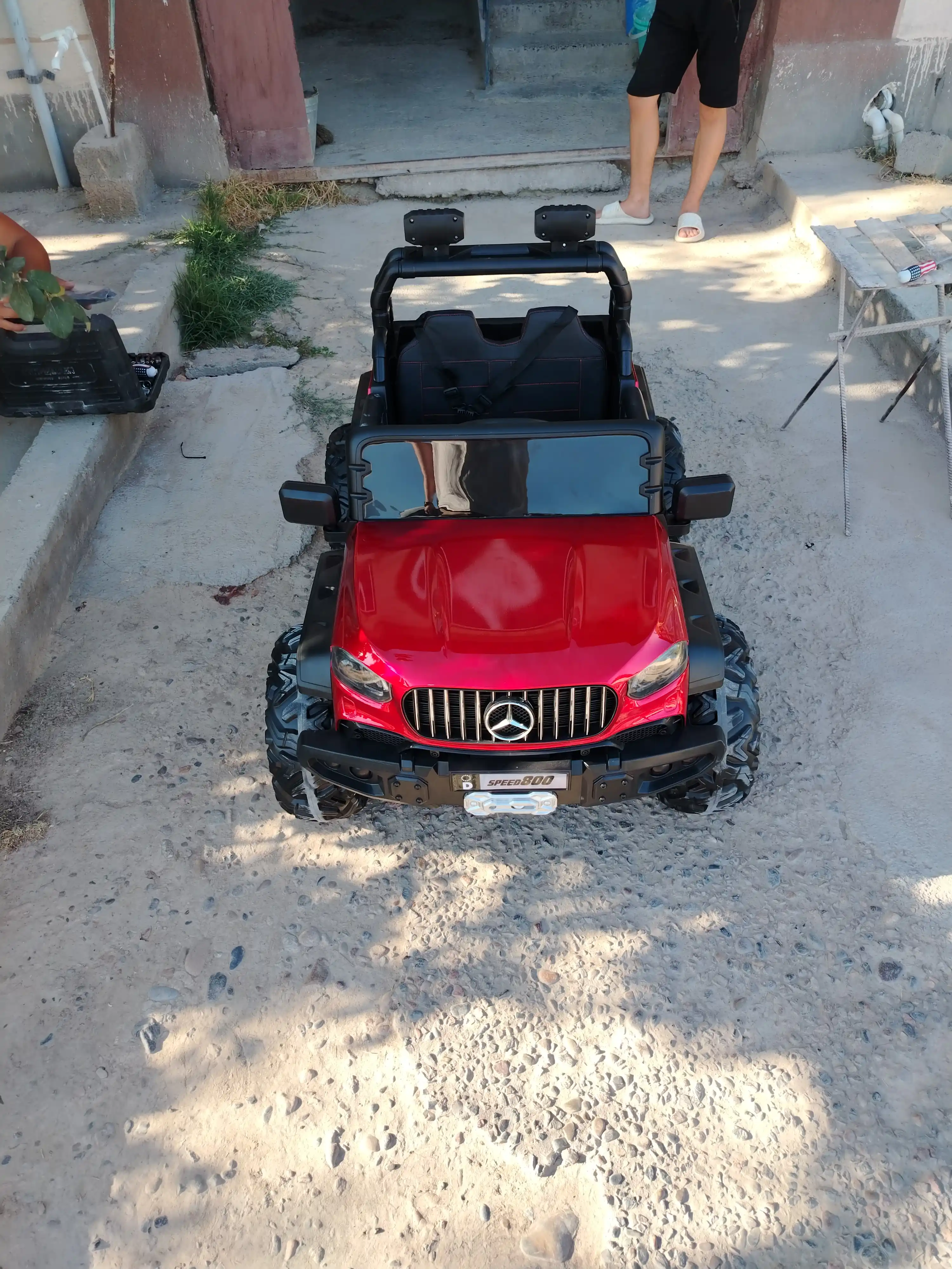 Masofadan boshqarish pulti va motorli ikki orindiqli bolalar elektromobili