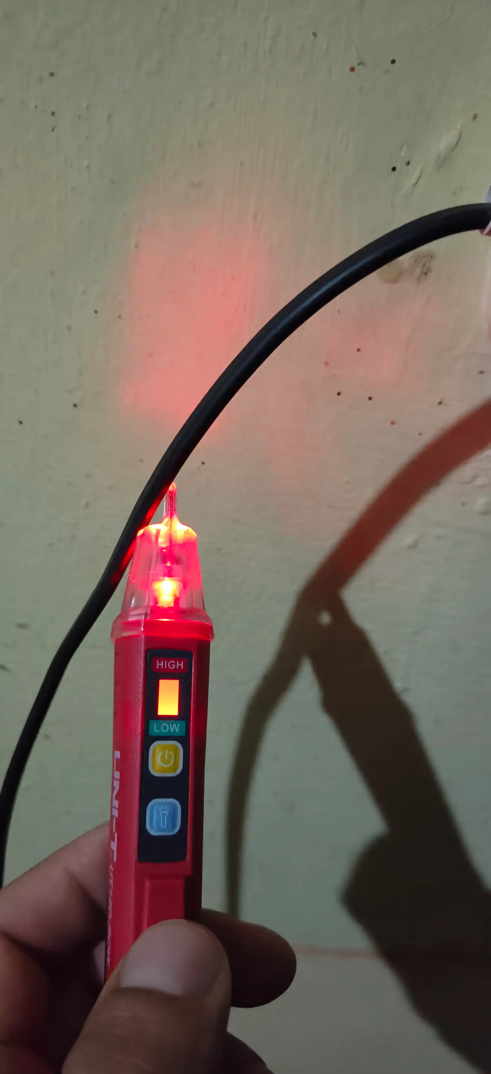 Kontaktsiz detektor, indikator UNI-T UT12D