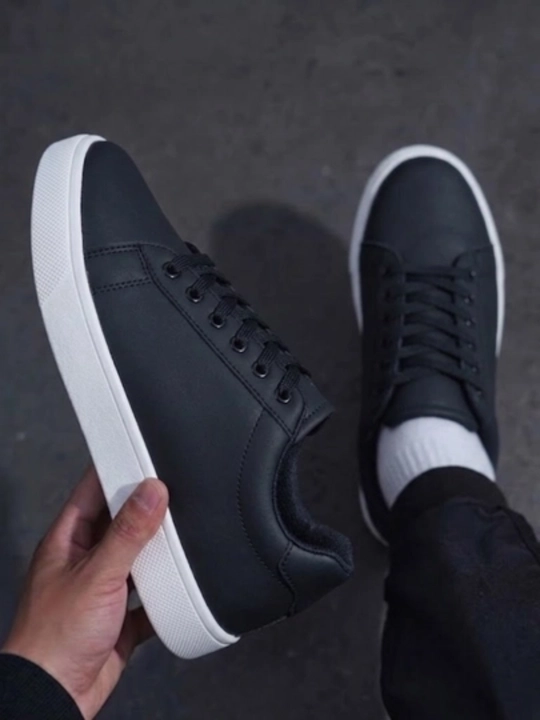 Louboutin erkaklar uchun krossovkalari, 1 o‘lcham kichikroq