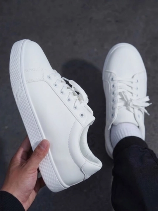 Louboutin erkaklar uchun krossovkalari, 1 o‘lcham kichikroq