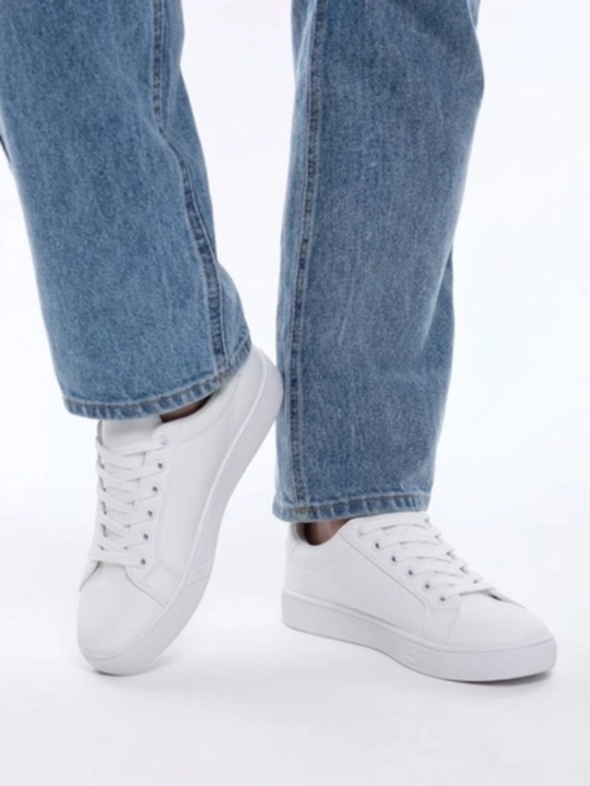 Louboutin erkaklar uchun krossovkalari, 1 o‘lcham kichikroq