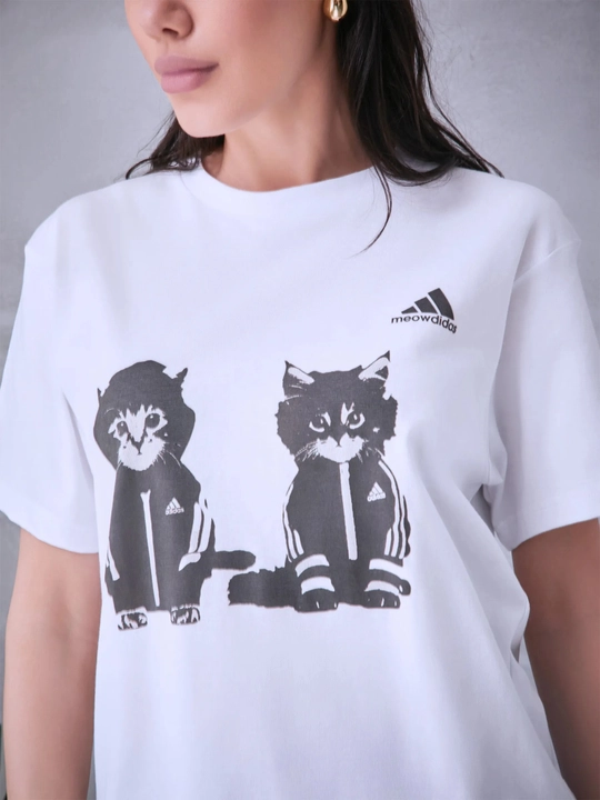 "Meowdidas" Y2K uslubidagi mushuk tasviri tushirilgan futbolka
