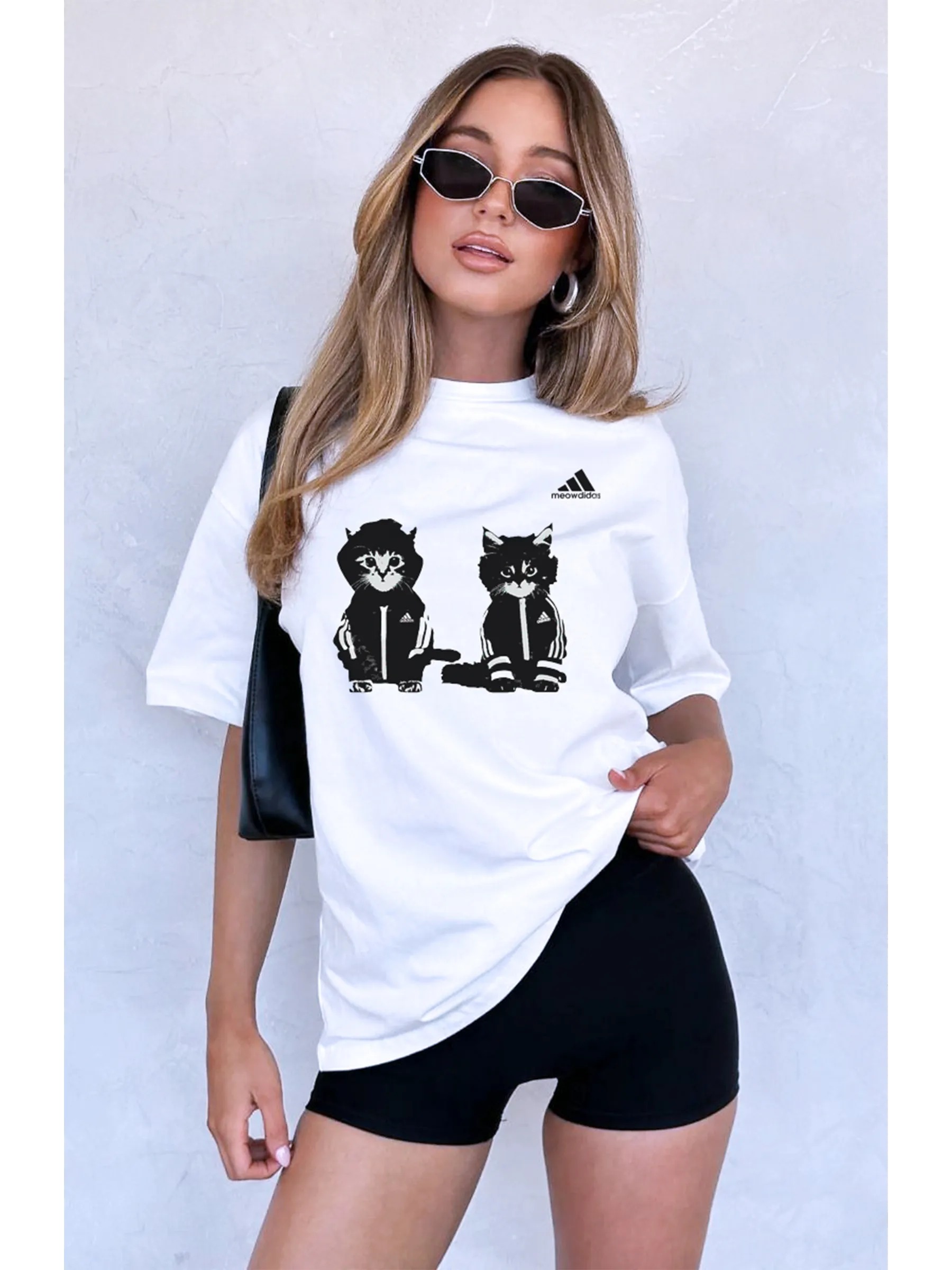 "Meowdidas" Y2K uslubidagi mushuk tasviri tushirilgan futbolka