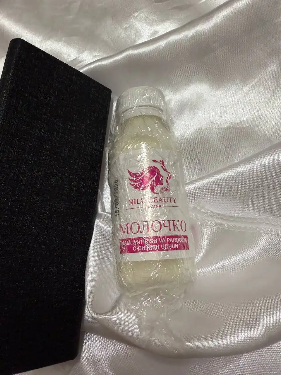 Yengil makiyajni olib tashlash va yuzni namlantirish uchun tabiiy kosmetik molochko