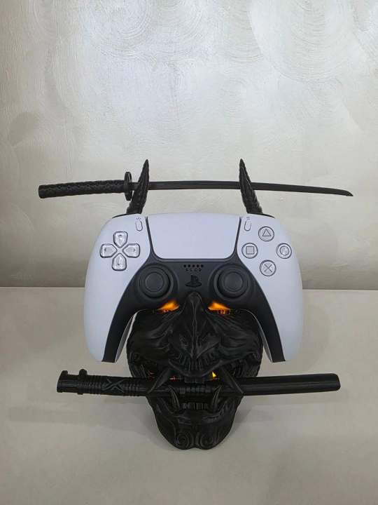 Подставка для геймпада PS5 / PS4 —  в виде маски самурая они