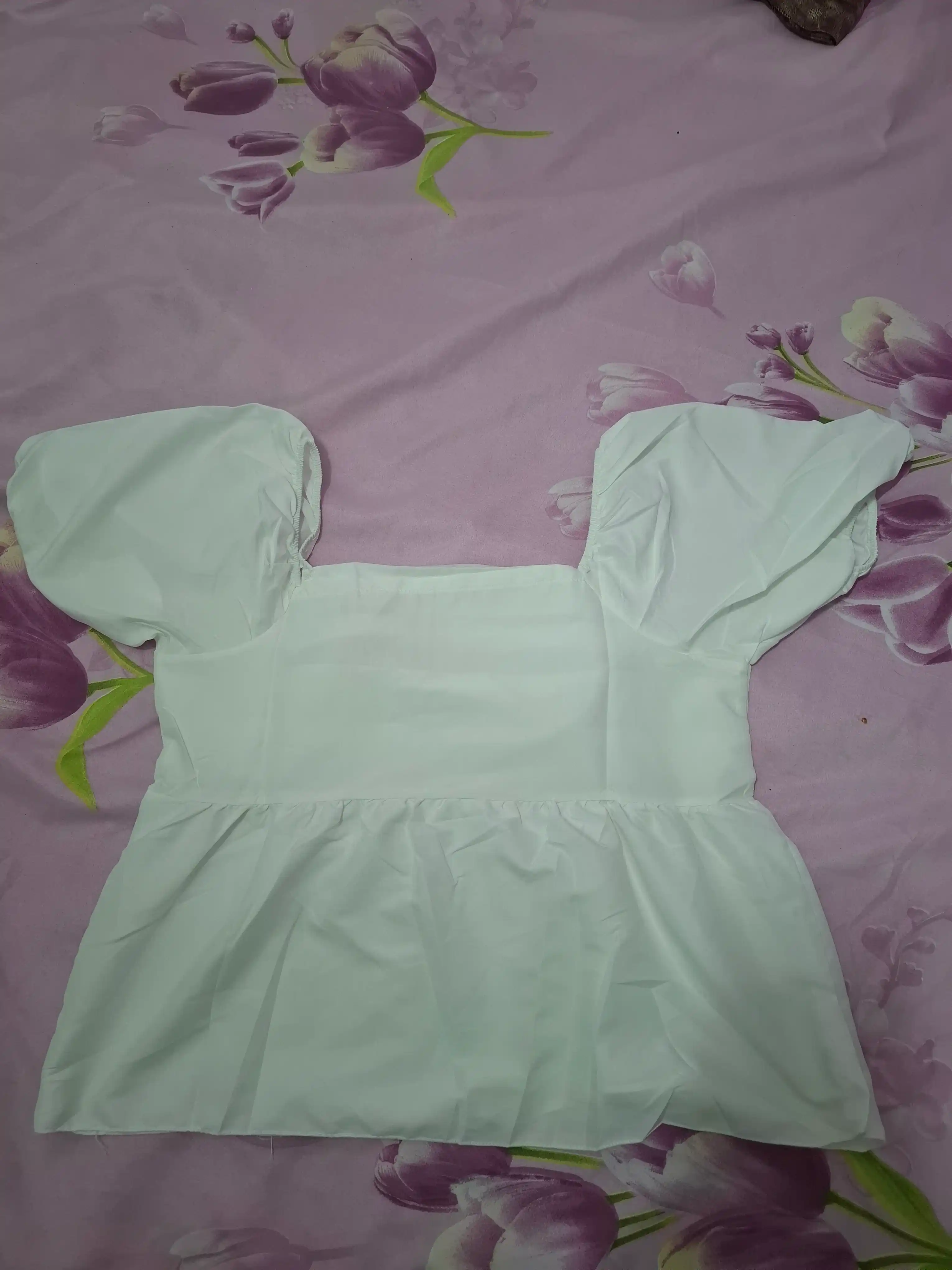 Ayollar uchun yozgi bluzka, kvadrat yoqali, qisqa yengli, keng fason