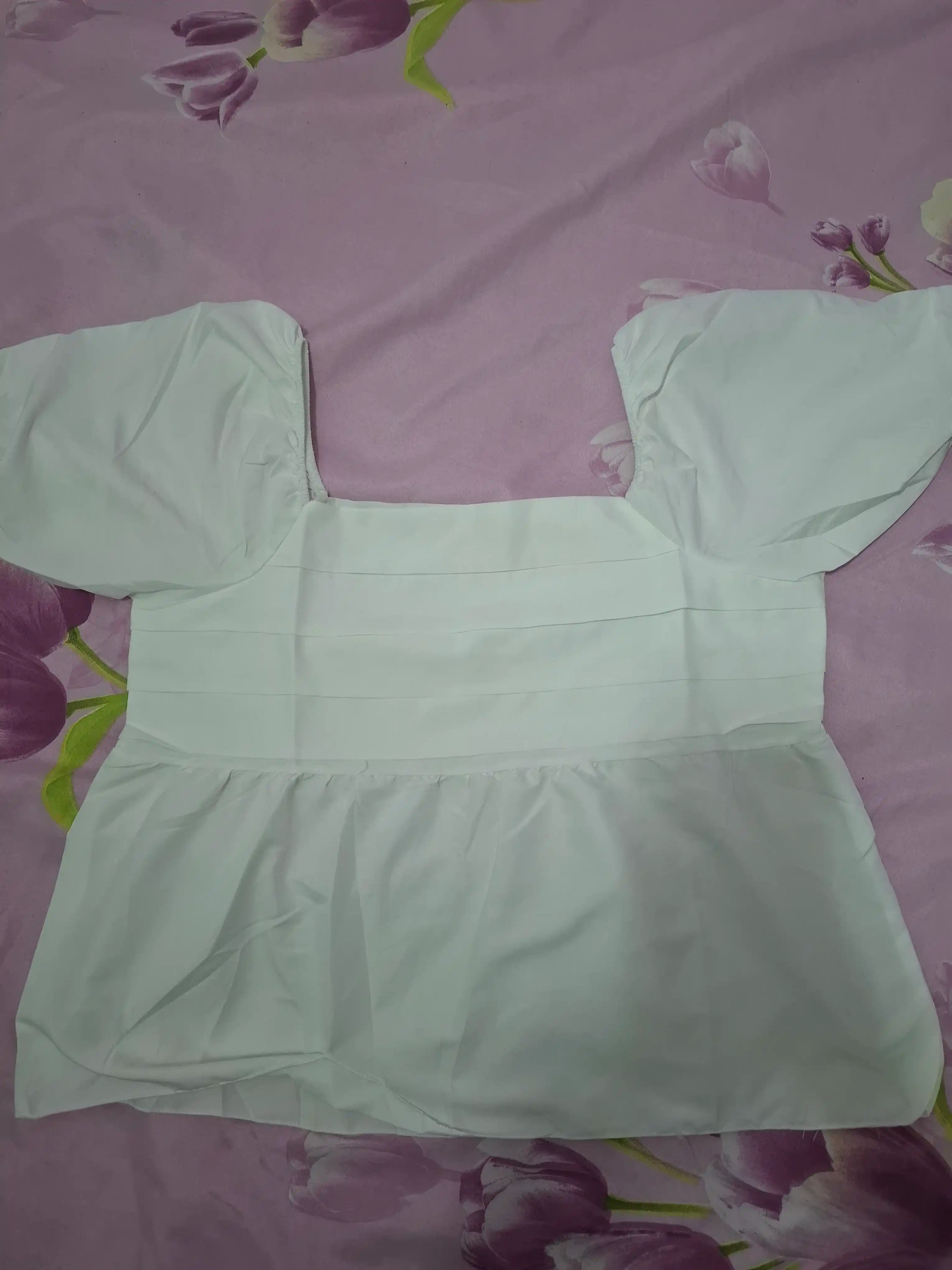 Ayollar uchun yozgi bluzka, kvadrat yoqali, qisqa yengli, keng fason