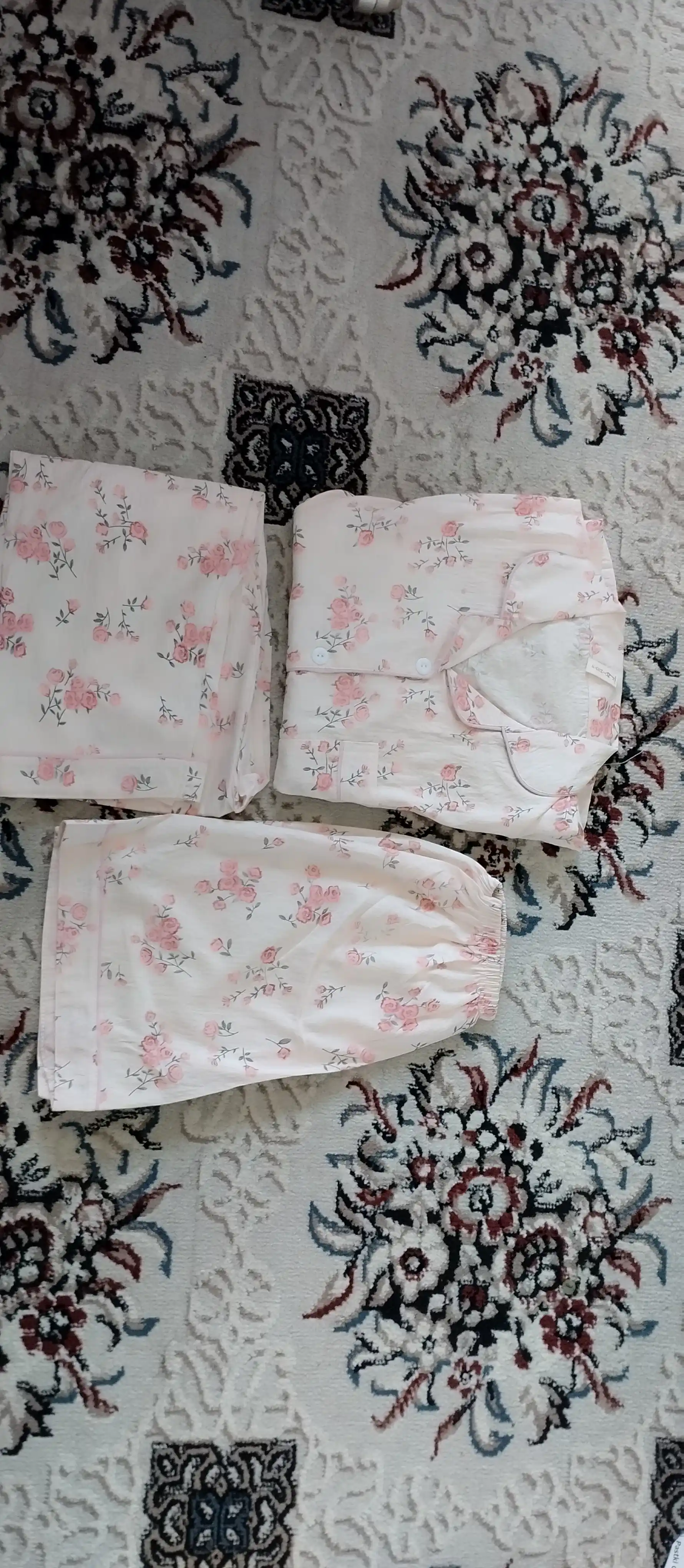 Ayollar pijamasi, uch qismli to‘plam, shim va shortik, uy kiyimi