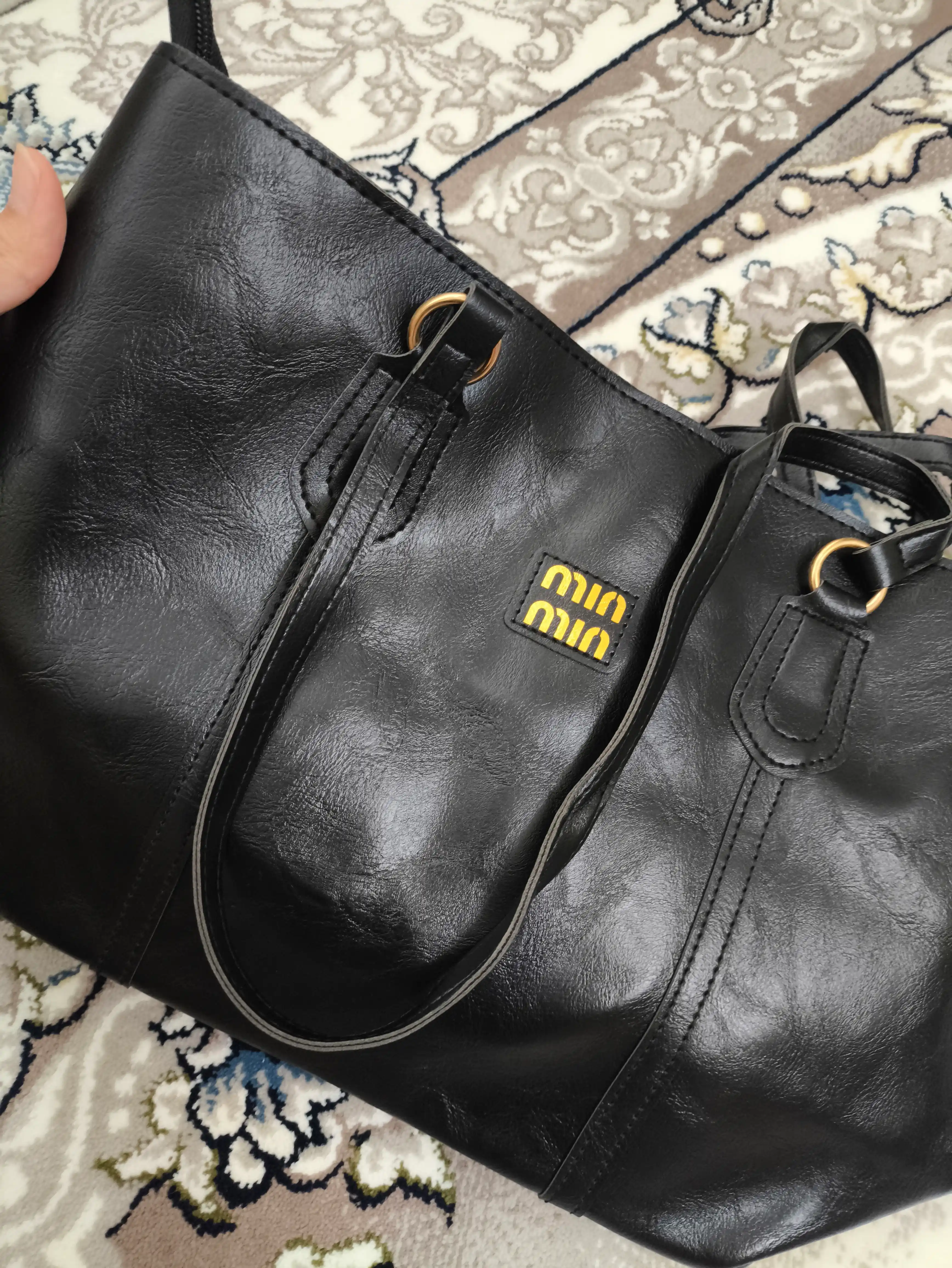 Ayollar uchun ZARMINA Classic tote sumkasi, eko-charm, qora, keng