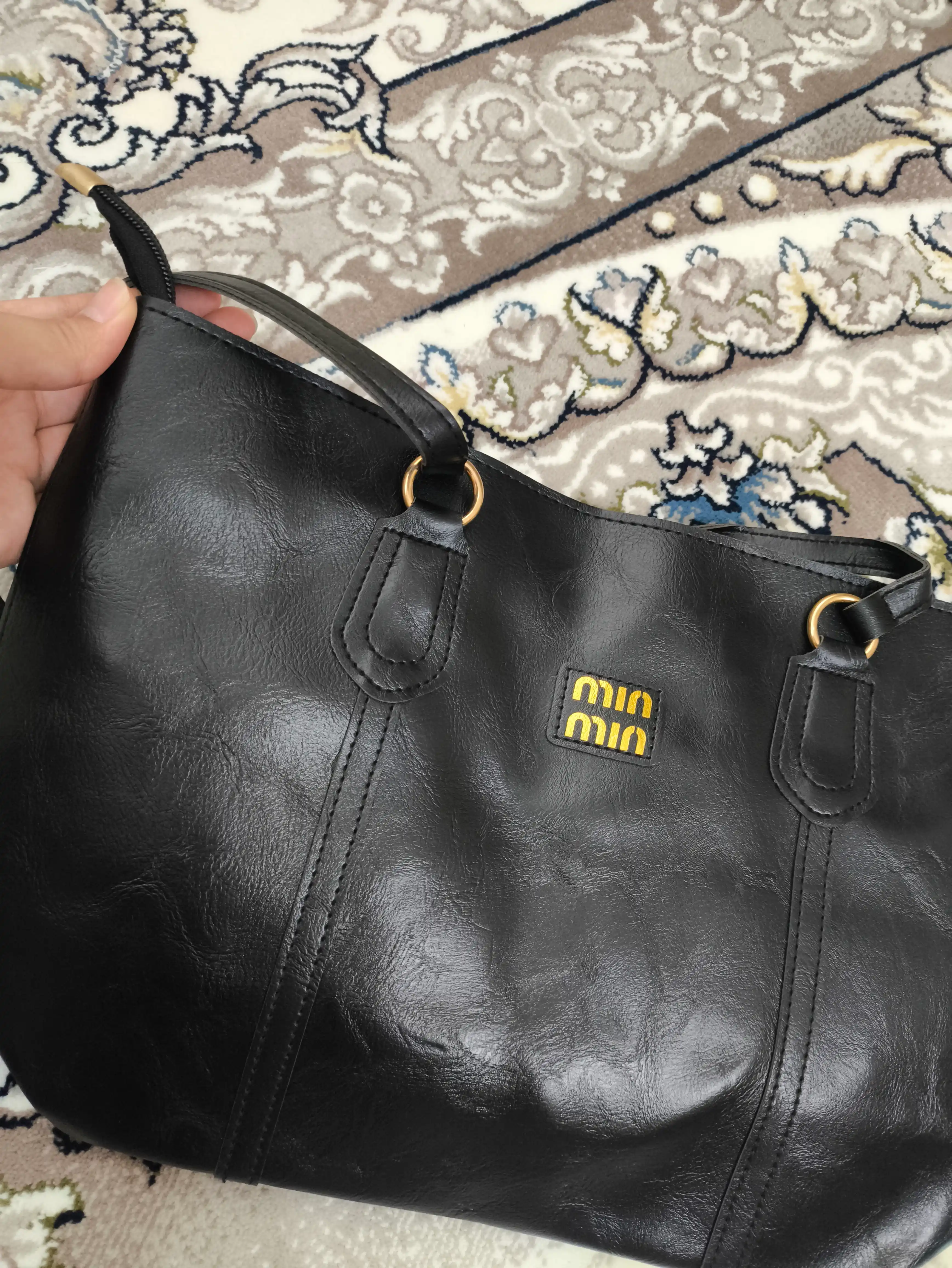 Ayollar uchun ZARMINA Classic tote sumkasi, eko-charm, qora, keng