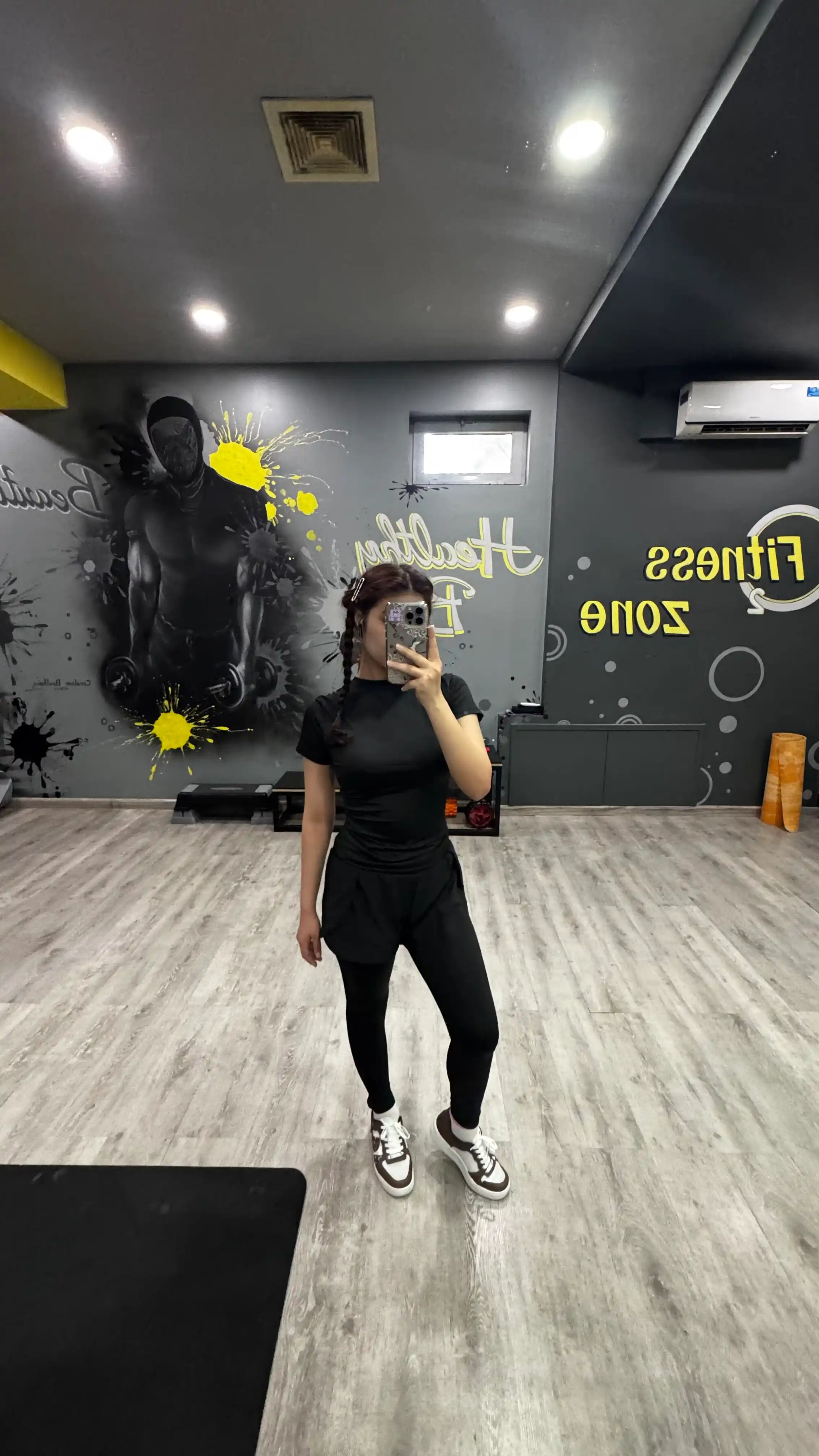 Qisqa yengli ayollar rashgard, fitnes va yoga uchun sport futbolkasi, tor ustki kiyim