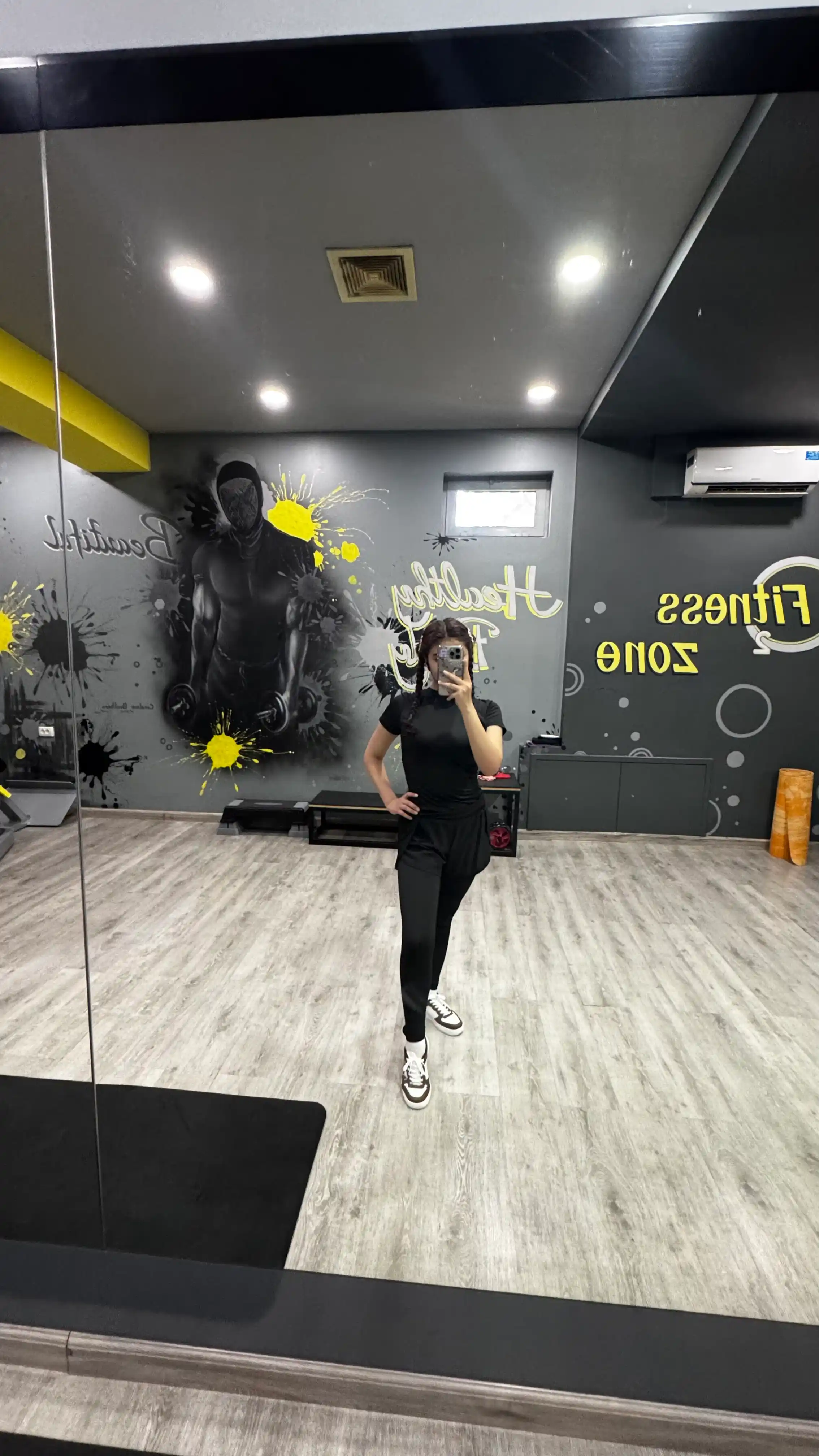 Sport losinlari, sport, fitnes va yoga uchun yashirin cho‘ntakli shortili ayollar legginslari