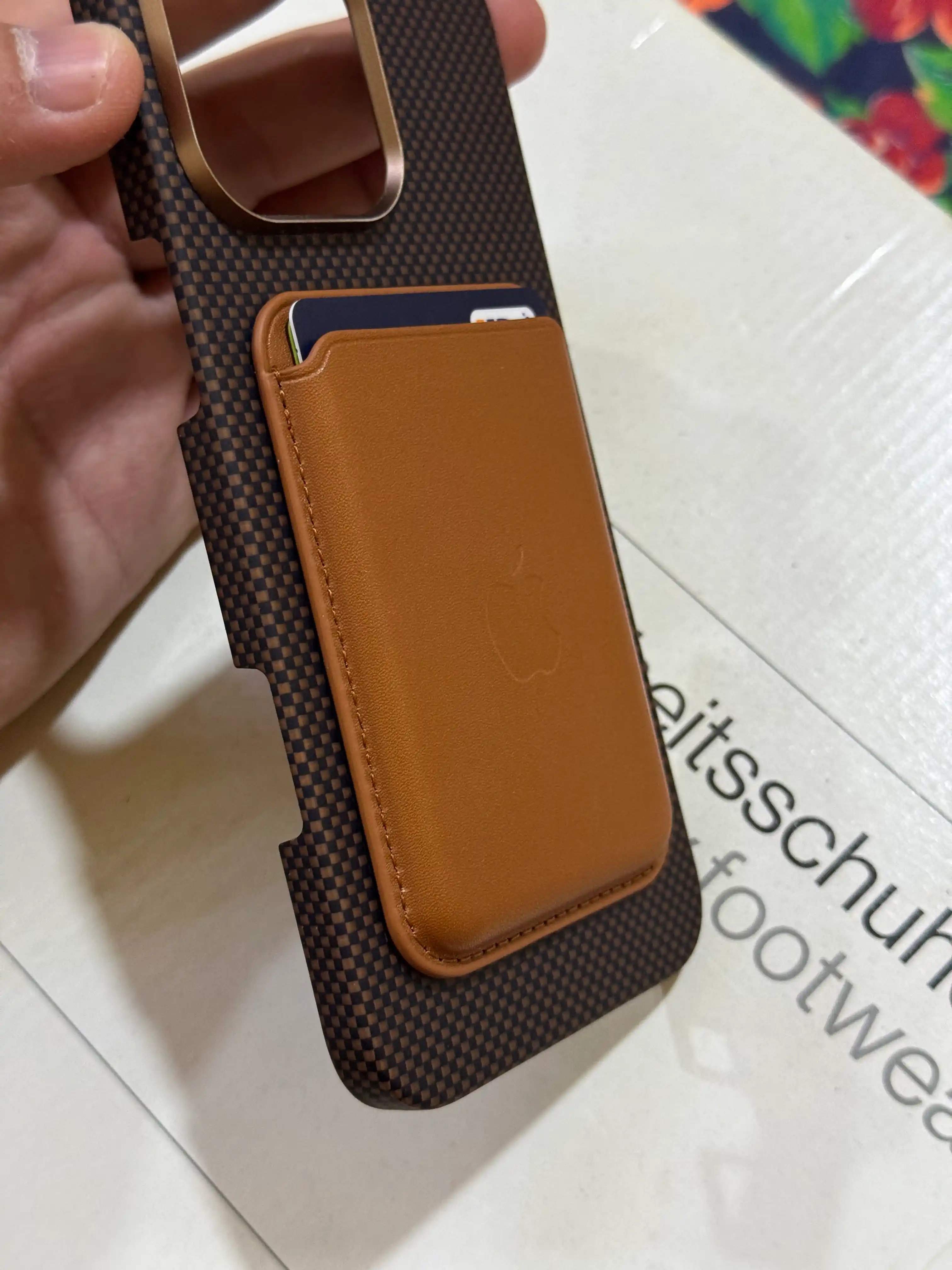 IPhone uchun MagSafe kartxolder, bank kartalari uchun