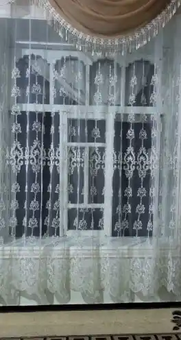 Naqshli oq vual tyul parda lentasida xona uchun