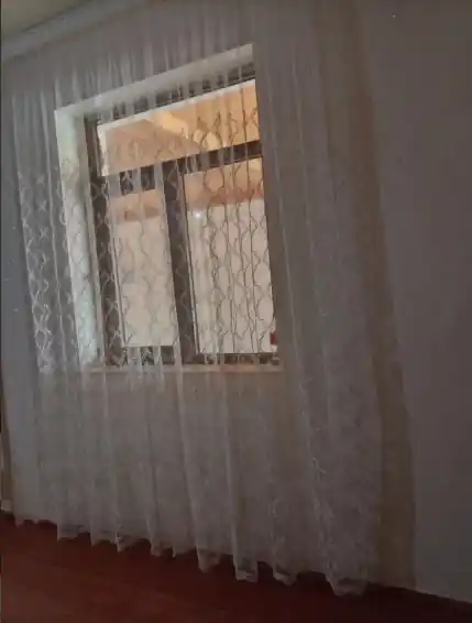 Naqshli oq vual tyul parda lentasida xona uchun