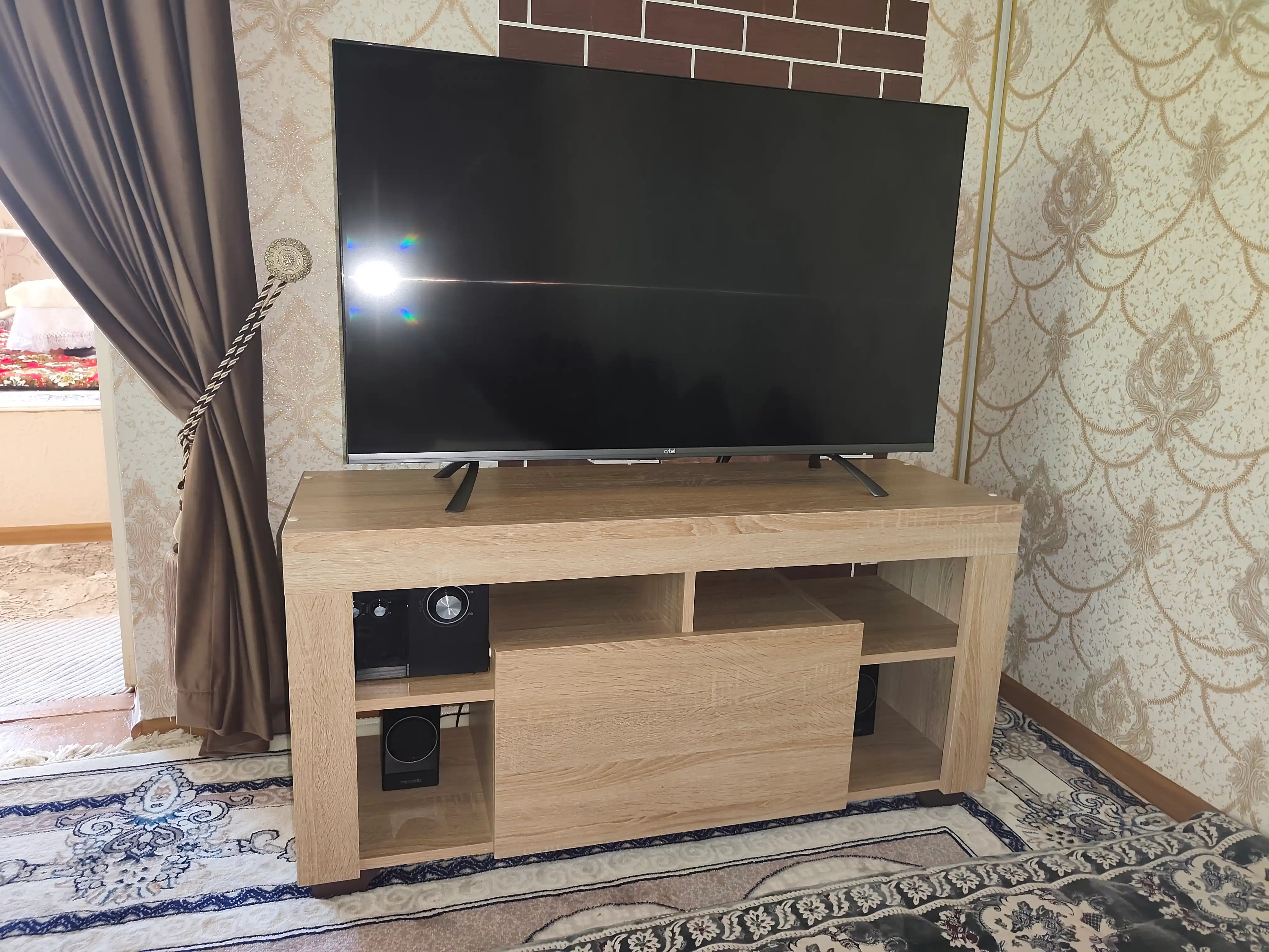 Televizor uchun tumba pоdstavka LEETO, polda turadigan, to'liq yig'ilgan, 110*55*35 см