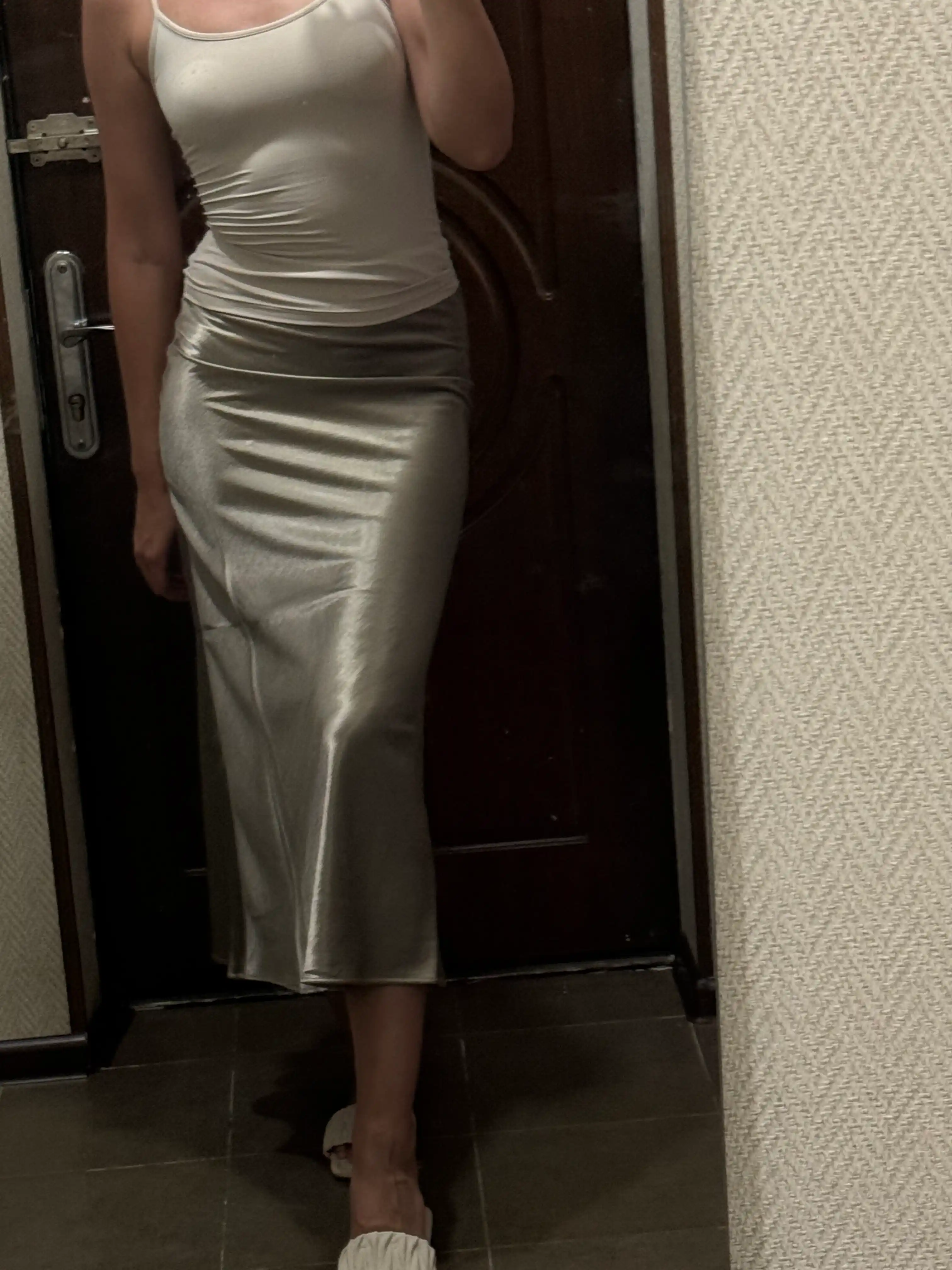 Ayollar uchun yubka, rezinkada, atlas, malomerka  - EllyFashion