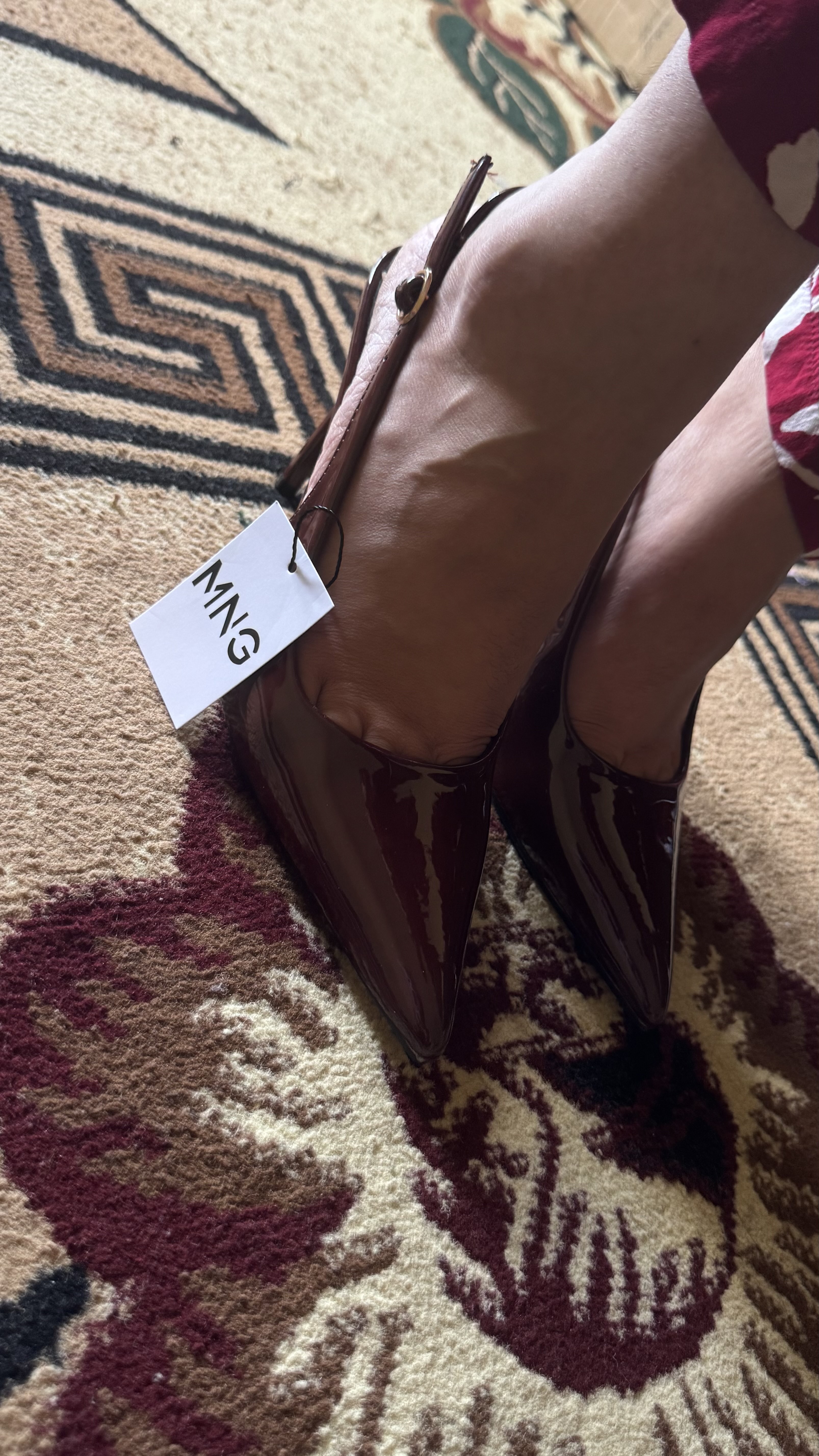 Slingback ayollarning o‘tkir tumshuqli, baland poshnali lakli tuflisi