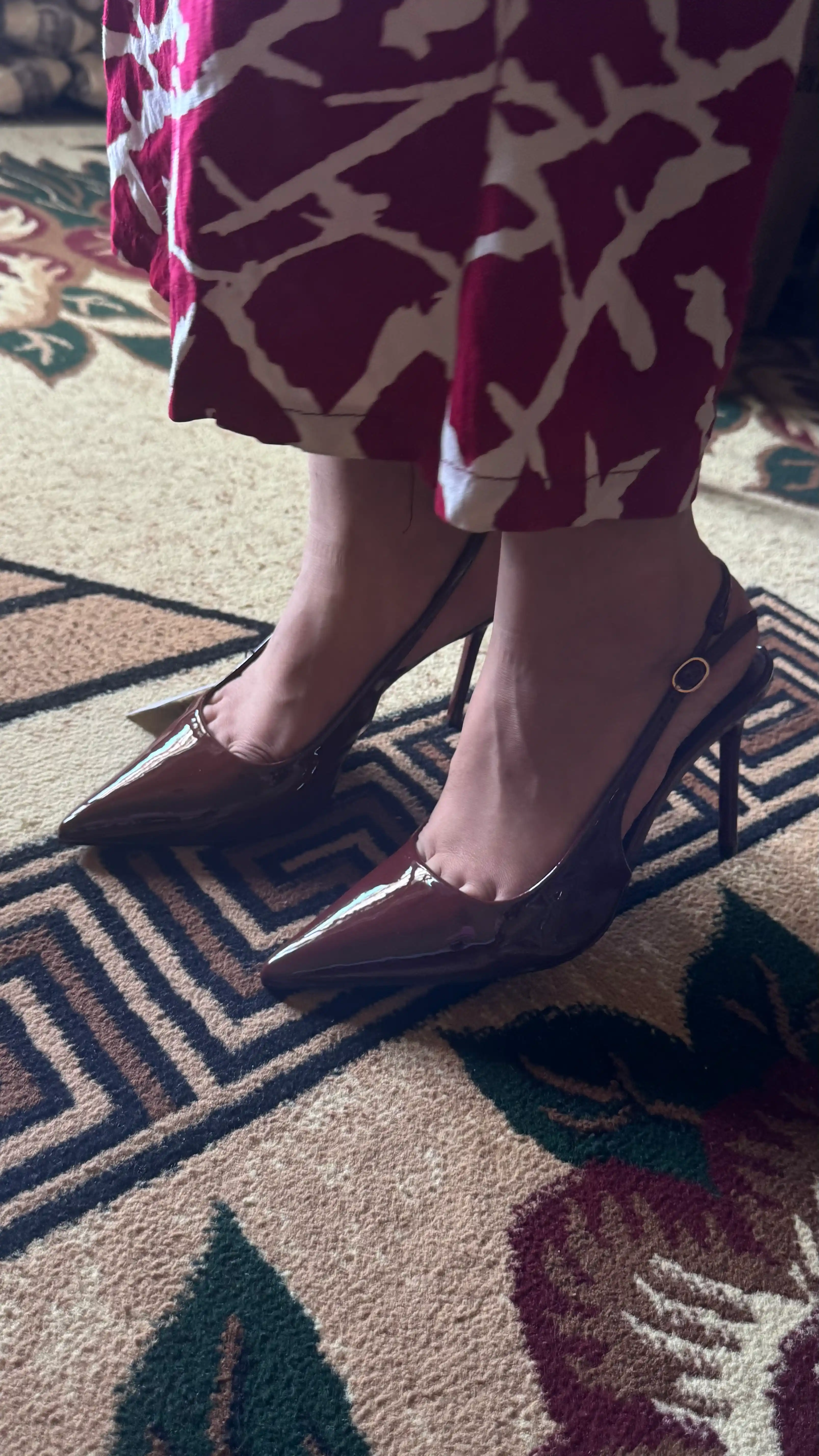 Slingback ayollarning o‘tkir tumshuqli, baland poshnali lakli tuflisi