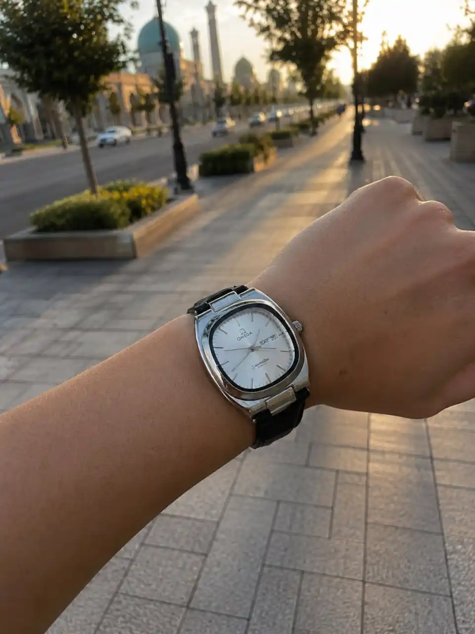 Мужские часы в стиле Omega, кварцевый механизм, кожаный ремешок, классический стиль