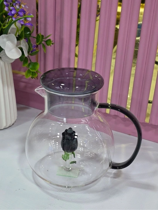 Dekorativ haykalchali issiqbardosh shishadan yasalgan shisha ko‘za - 
