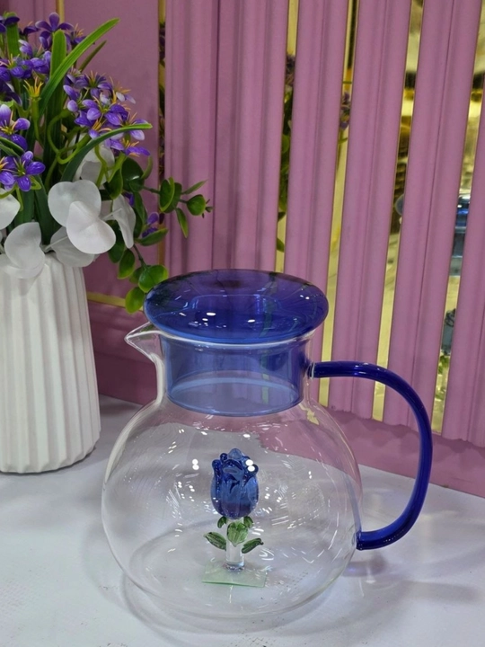 Dekorativ haykalchali issiqbardosh shishadan yasalgan shisha ko‘za - 