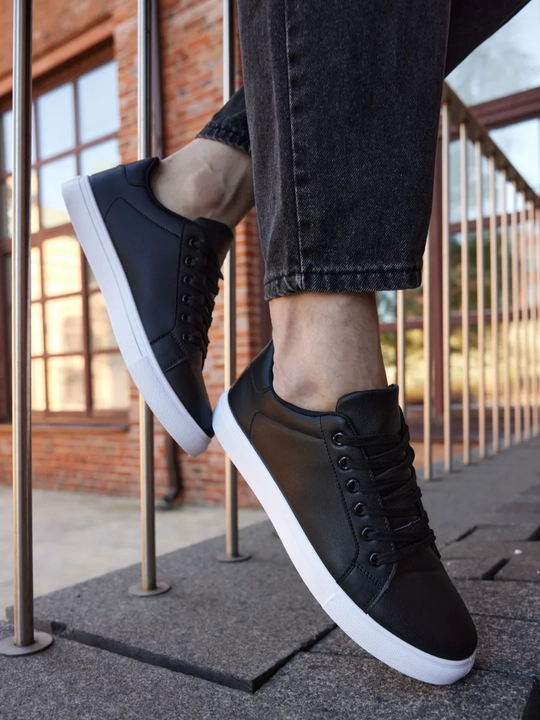 Louboutin erkaklar uchun krossovkalari, 1 o‘lcham kichikroq