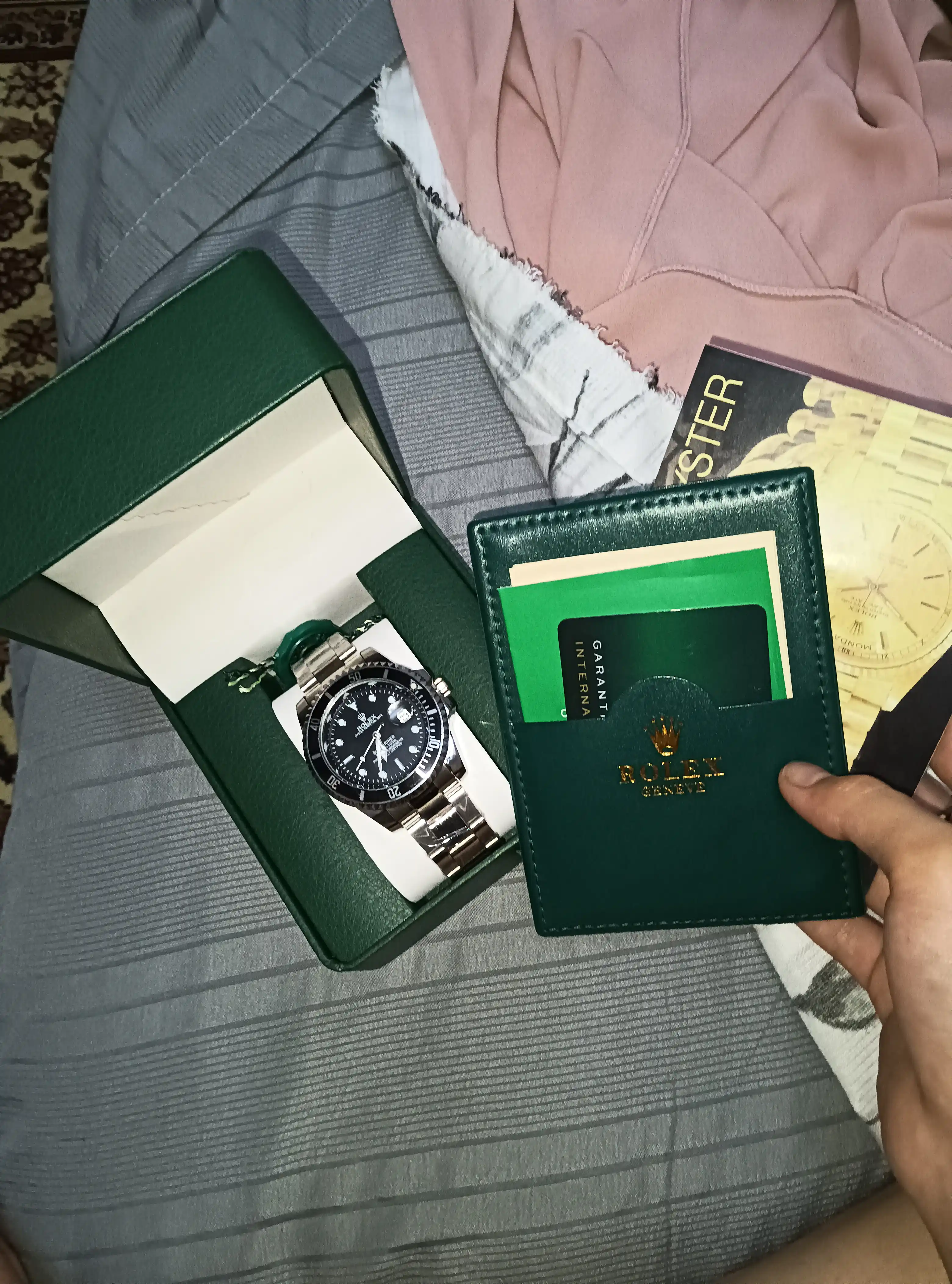 Erkaklar qo'l soati, sovg'a qutisi va hujjatlari bilan